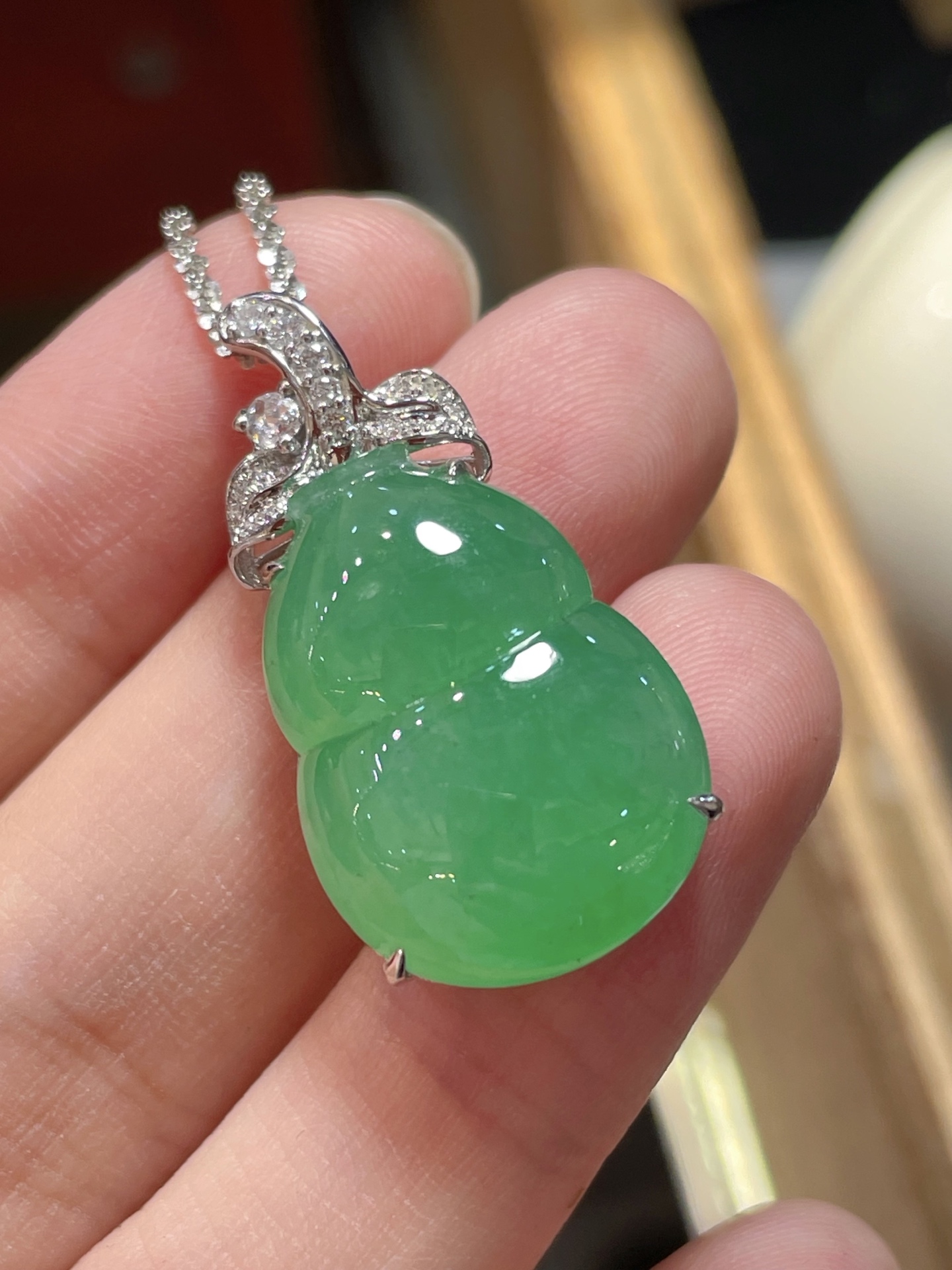 ️ 性比高 阳绿翡翠葫芦吊坠 满色，料子水润通透，种老起光。 18k金镶嵌，非常时尚好看，22.4-16.4-5