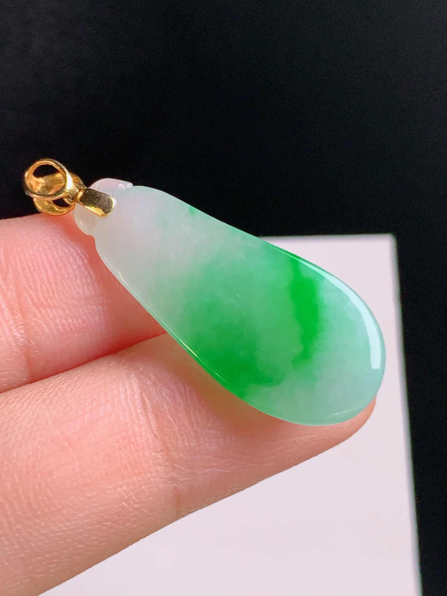 ️ 冰飘绿福瓜吊坠，翠色明艳，种水细腻，器型优美 裸石28.7-12.8-6 整体35.3 52
