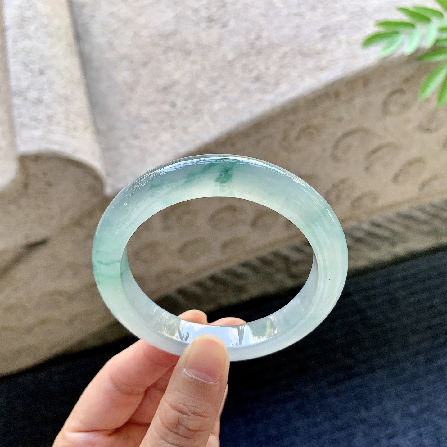 正圈53 54 圈口54.6/11.2/8.8 编码DZ092934 冰糯飘绿，清透，水润，种老，细腻，打灯有絮线