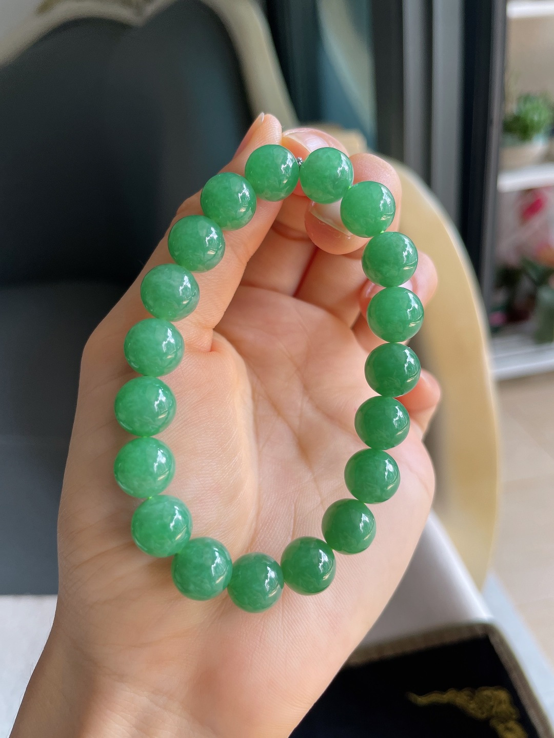 缅甸天然翡翠A货，冰满绿手串，尺寸：10mm。【编4769】