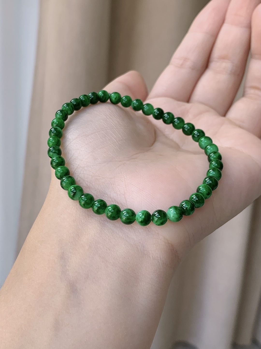 【珠子】冰辣绿手串圆珠珠子手串 【说明】性比高 【尺寸】5.2mm 【重量】8.2克