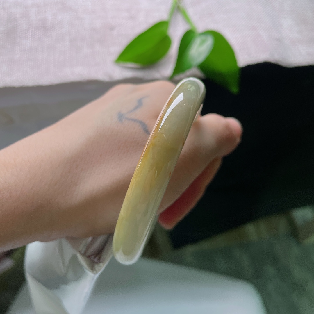 56.8/10.6/8.5，黄翡正圈，一点皮纹，温润玉底清透柔和，一抹金黄缱绻萦绕镯身，金秋诗意流转，尽显复古雅致国风韵味。ss59657a