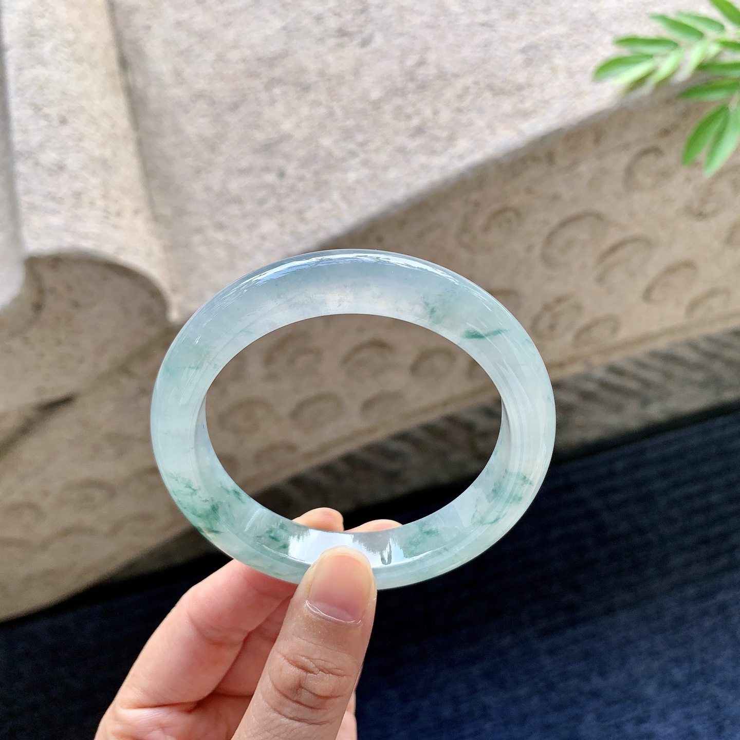 正圈55 56 圈口56.8/12.1/9 编码DZ092929 糯冰飘花，水润，种老，细腻，无裂