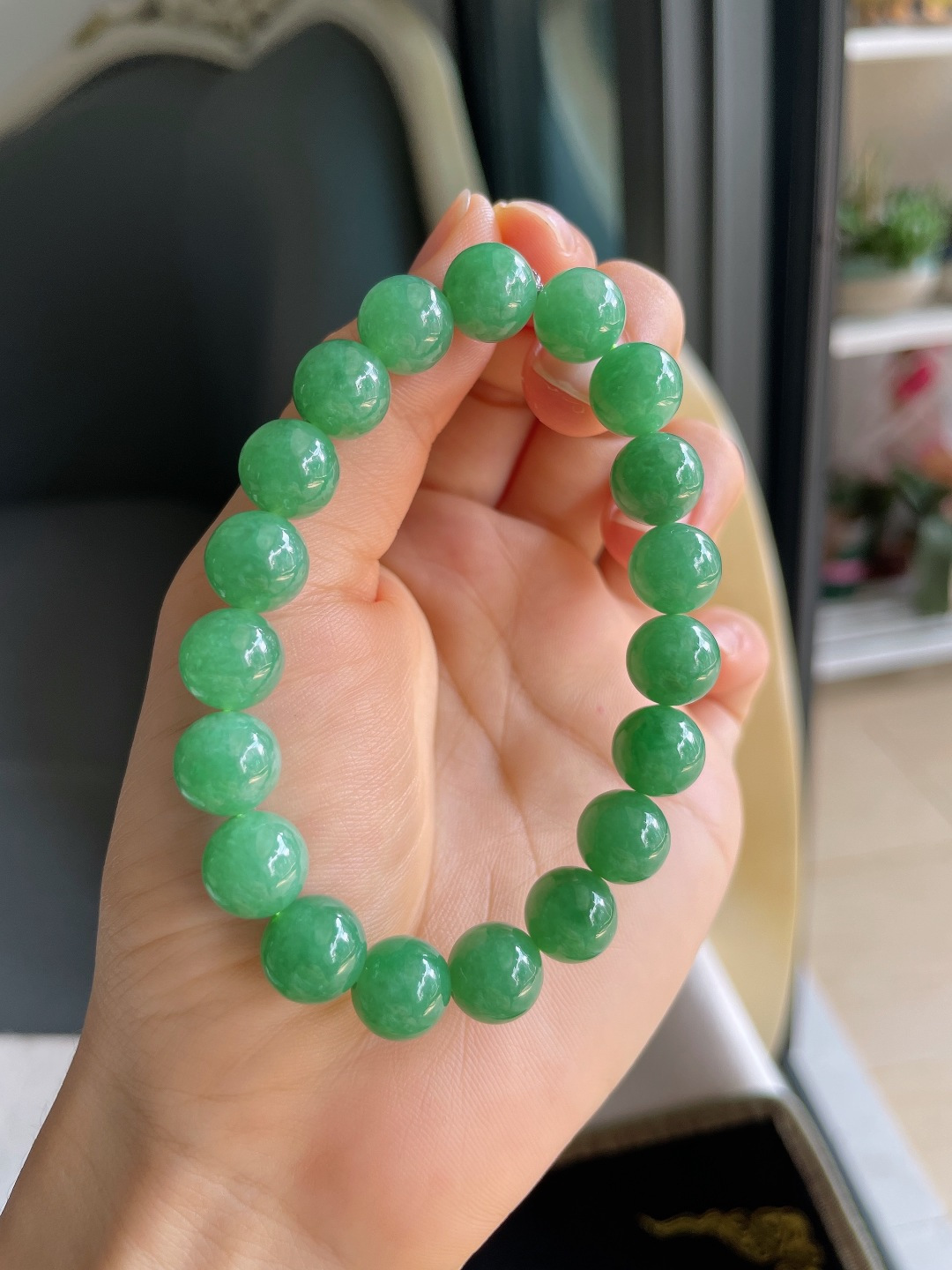缅甸天然翡翠A货，冰满绿手串，尺寸：10mm。【编4736】