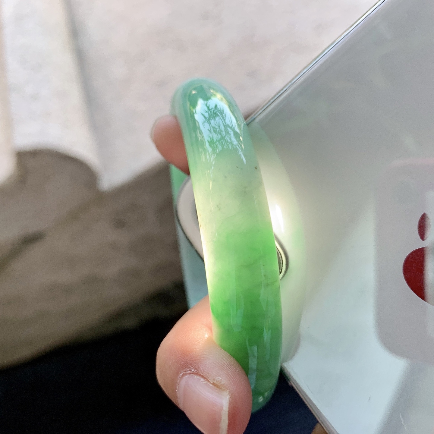 正圈61 62 圈口62.8/13/8.7 编码HJ092902 细糯飘绿，水润，种老，细腻，打灯有纹线