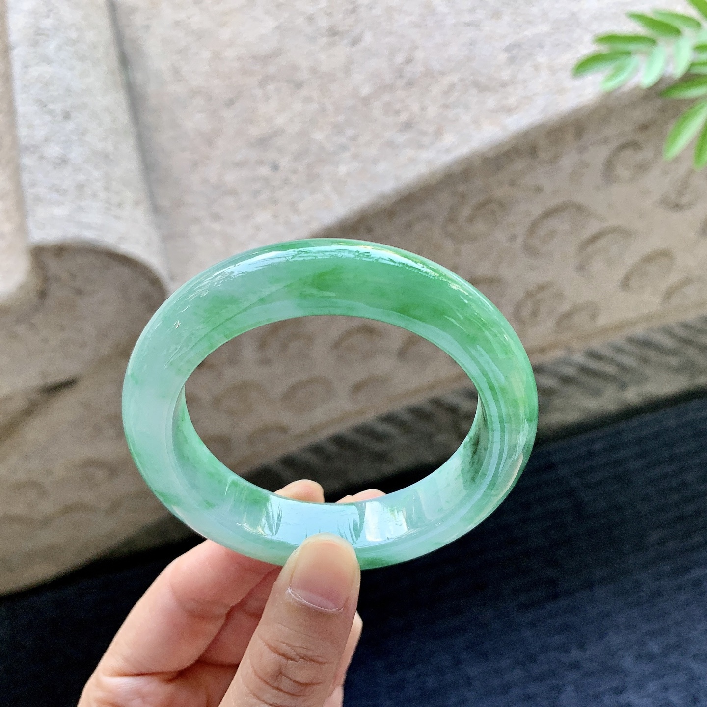 正圈53 54 圈口54.6/14.3/9.7 编码WW092928 细糯飘绿，水润，种老，细腻，打灯有棉线