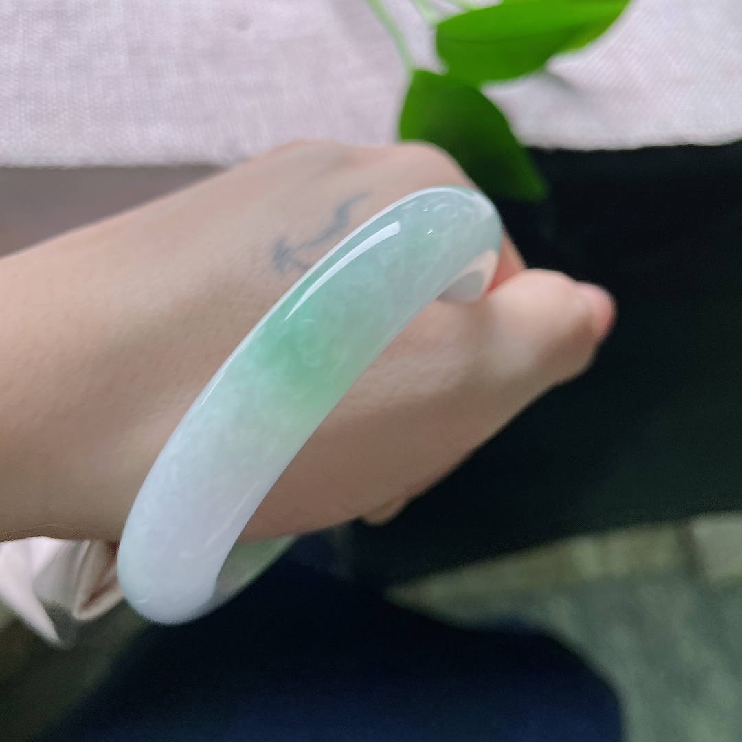 54.7/11.6/8.8，春彩正圈，一点皮纹，清新柔润，紫是柔暮，绿是新芽，将春日烟云凝于玉环，ss58352a