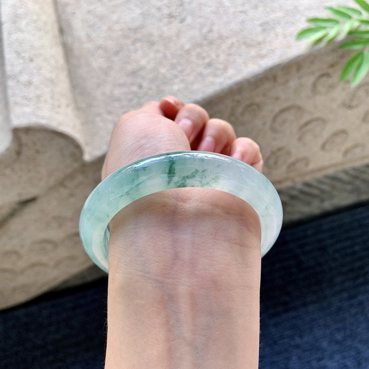 正圈55 56 圈口56.8/12.1/9 编码DZ092929 糯冰飘花，水润，种老，细腻，无裂