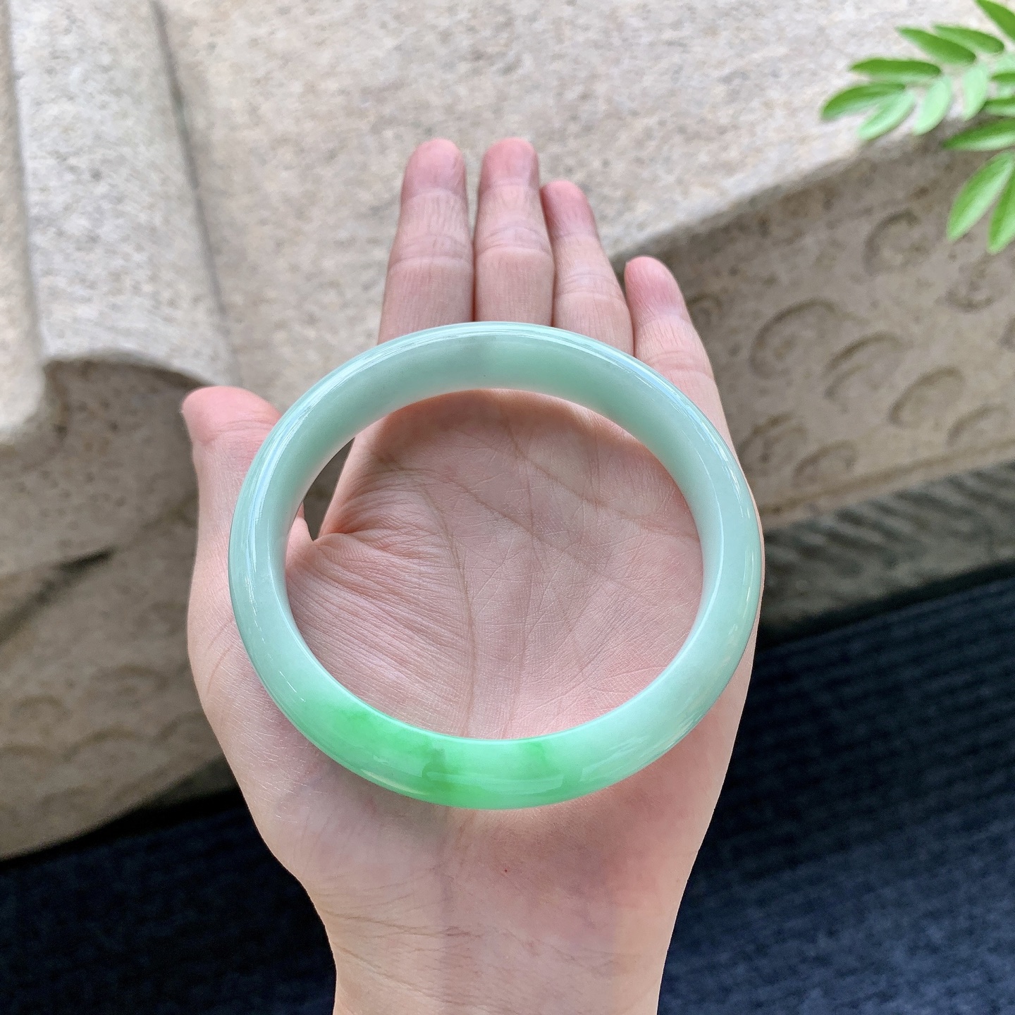 正圈61 62 圈口62.3/13/7.6 编码GL092916 糯冰飘绿，水润，种老，细腻，打灯有棉线