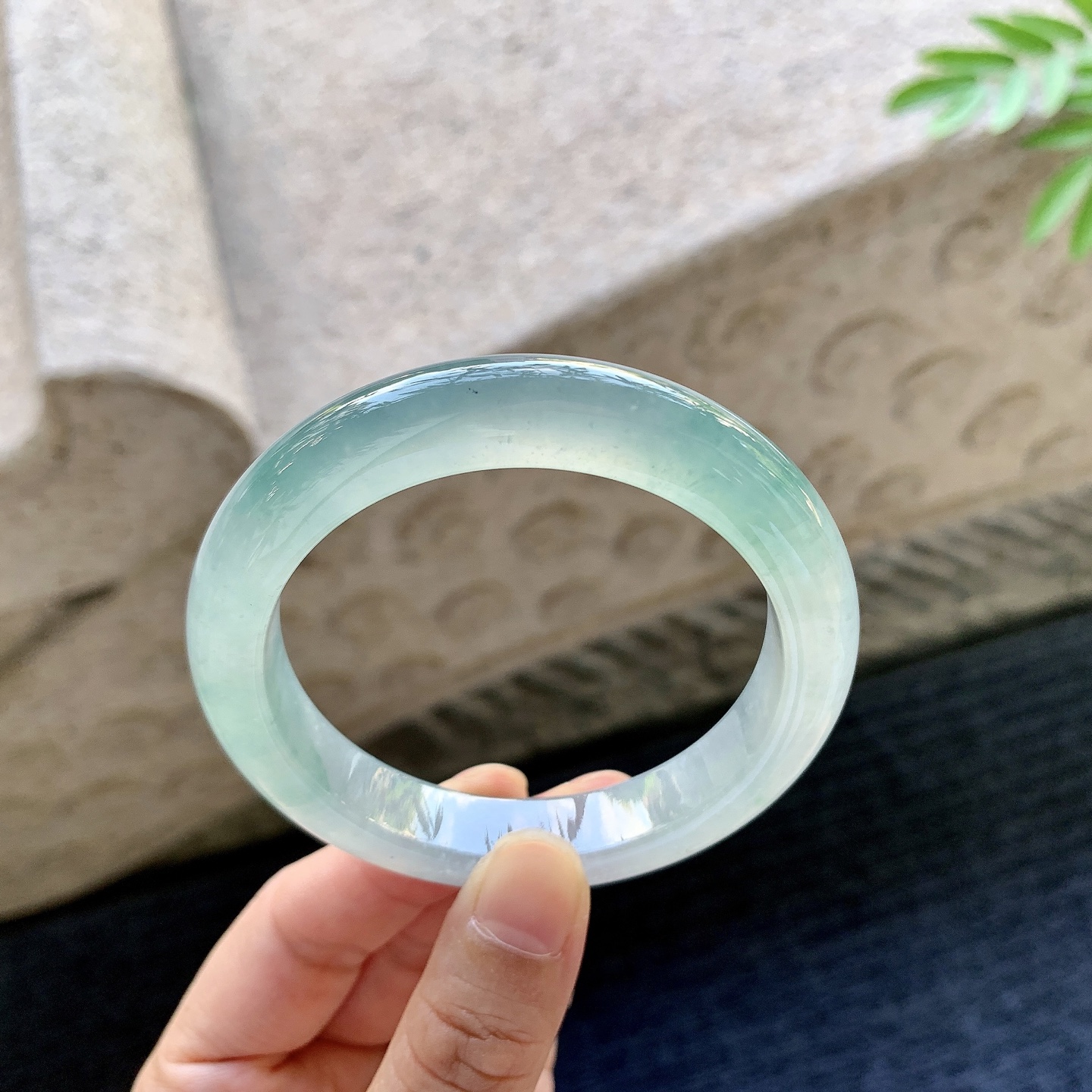 正圈53 54 圈口54.6/11.2/8.8 编码DZ092934 冰糯飘绿，清透，水润，种老，细腻，打灯有絮线