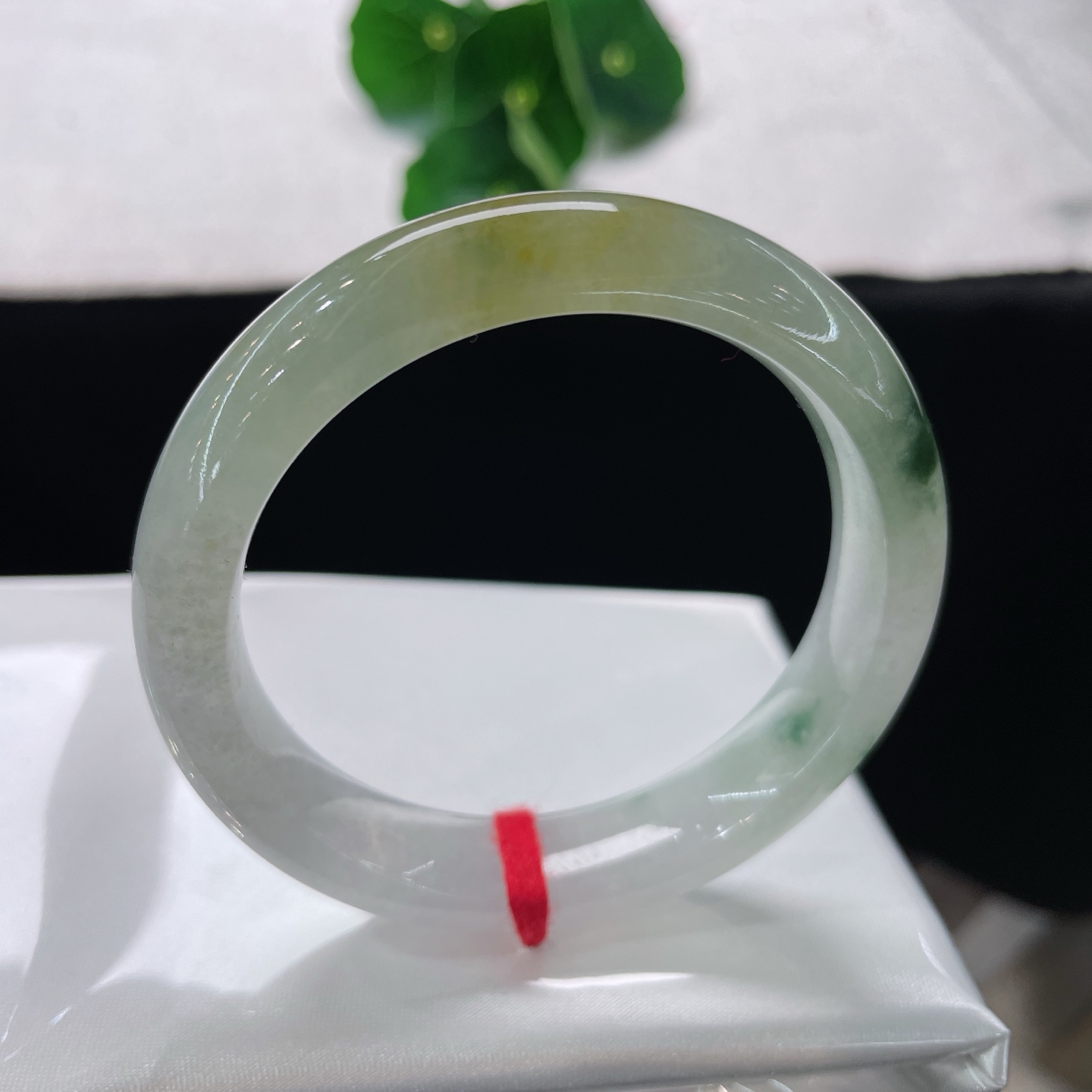 天然翡翠手镯 圈口52/11.5/8.2，黄翡冰飘花，51/52可戴，仿若秋露凝霜，莹润清透。黄翡如落霞轻染。无裂