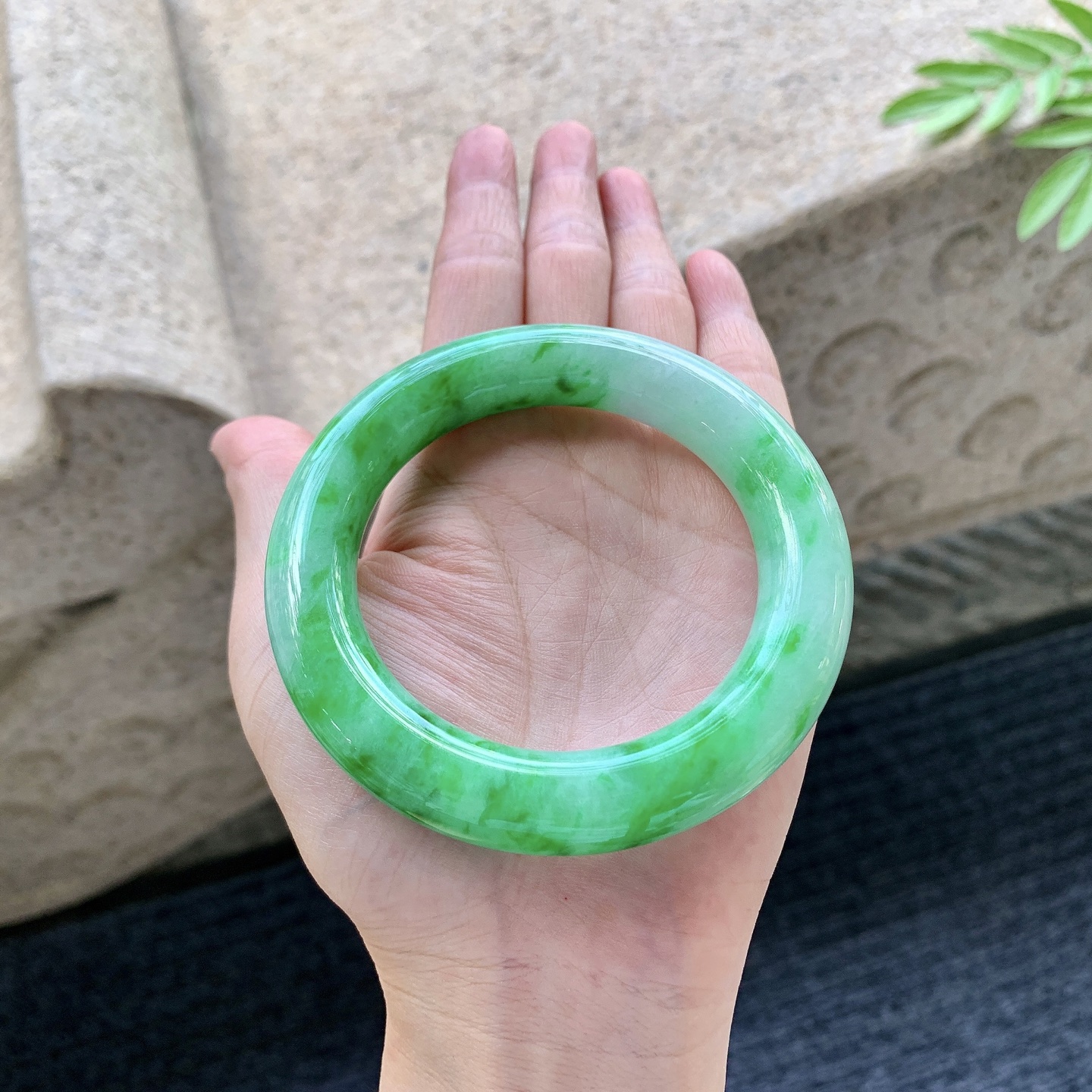 圆条55 56 圈口55.9/12.5/13.2 编码A3092945 糯冰飘绿，水润，种老，细腻，有棉线