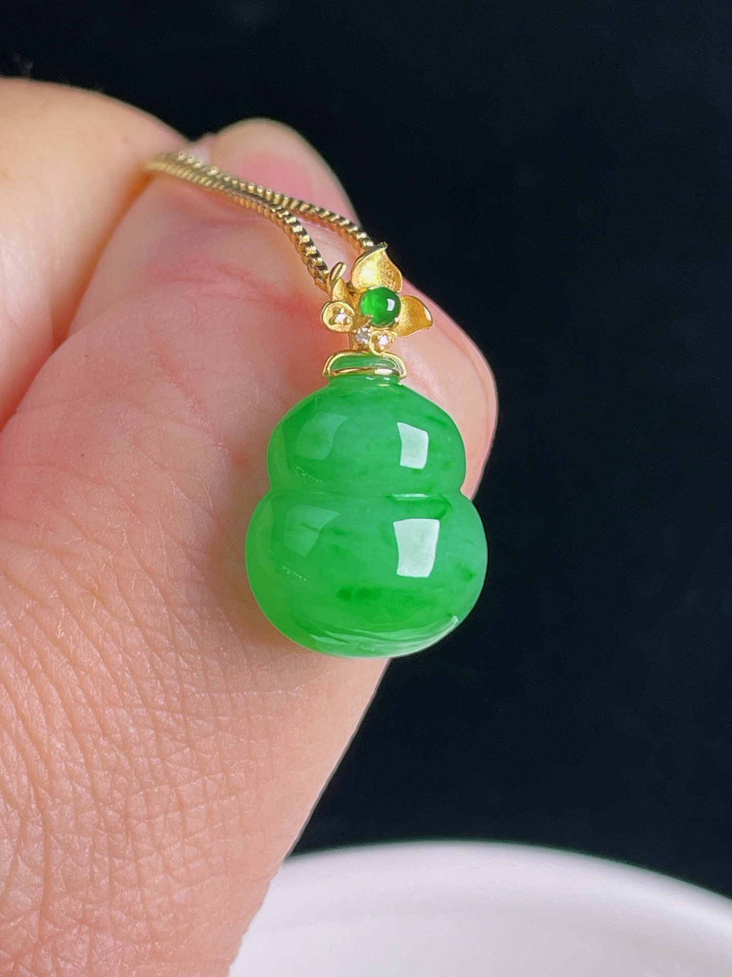 辣绿葫芦，18k镶嵌，老种起光，细底通透，尺寸：20裸石15/12.2/6mm0928
