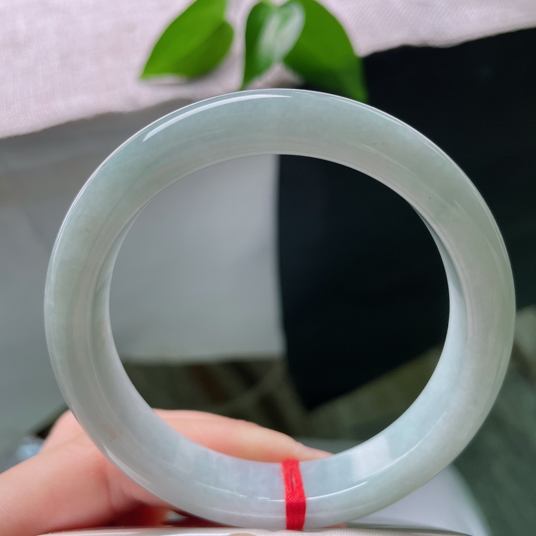 58/12.2/8.6，蓝底正圈，晶体，洒金，质地温润内敛，浅晴底色干净清和，端庄镯型，似山间薄雾，自带柔和治愈氛围感。ss59482a