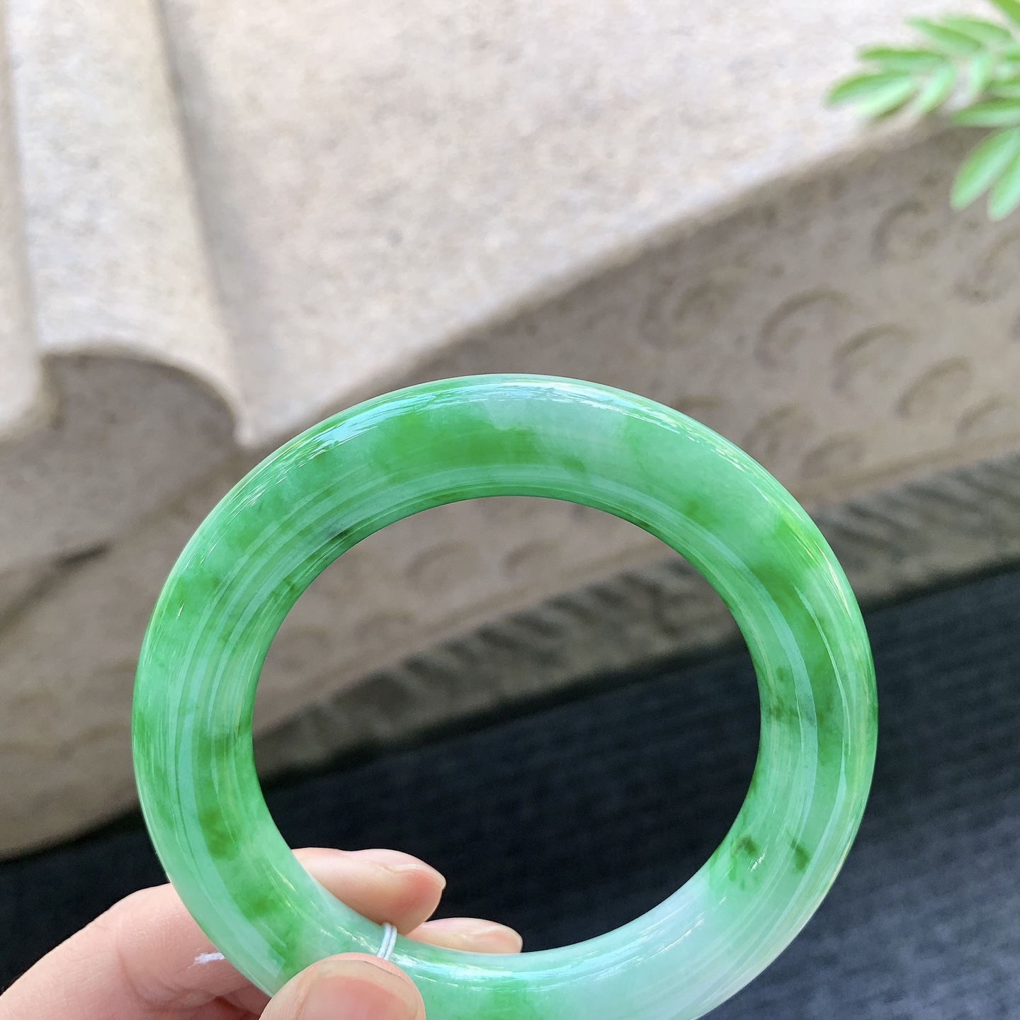 圆条55 56 圈口55.9/12.5/13.2 编码A3092945 糯冰飘绿，水润，种老，细腻，有棉线