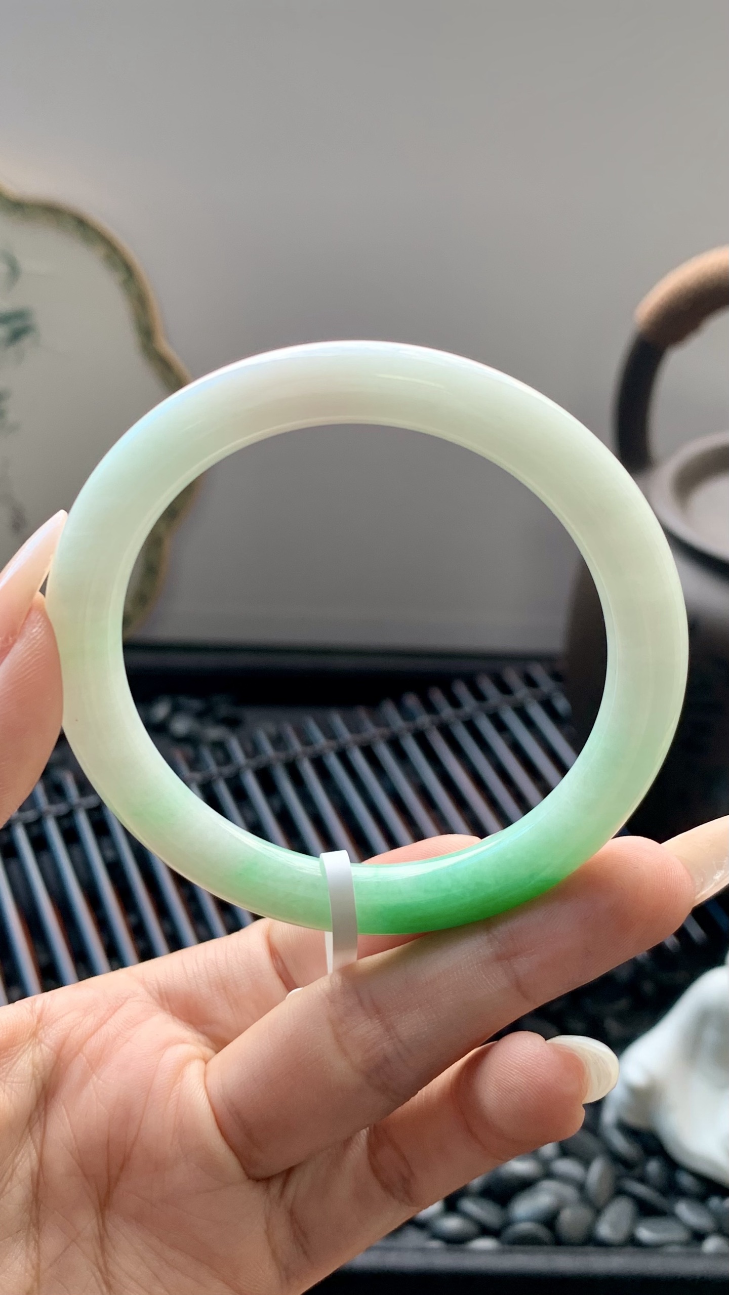 飘绿白底青美人条圆条手镯成品 B6928-8 尺寸：55.5-8-8