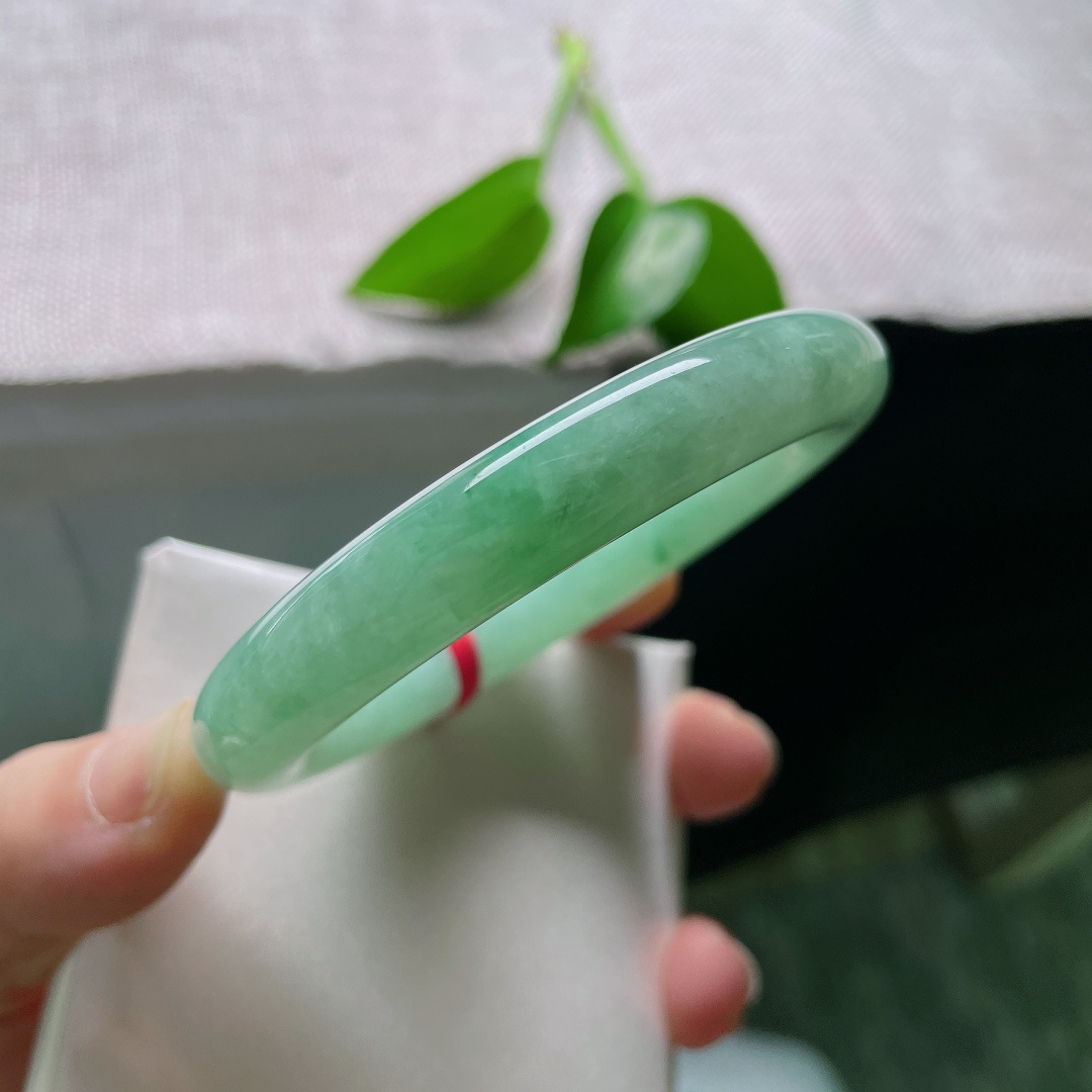 55.9/10.9，绿底圆条，晶体，清润湖绿底色澄澈，灵动飘花悠然散落，圆条浑厚饱满，上手端庄娴静韵味悠长。ss59258a