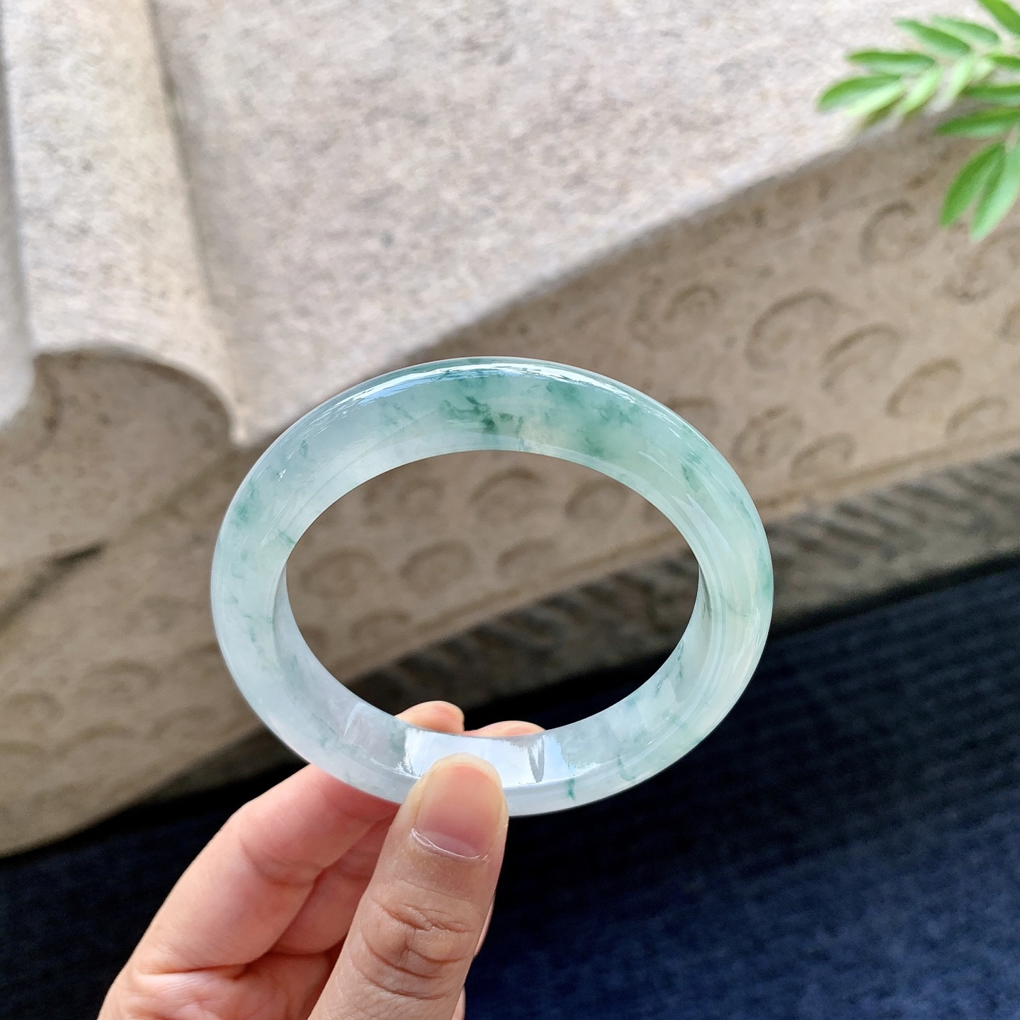 正圈55 56 圈口56.8/12.1/9 编码DZ092929 糯冰飘花，水润，种老，细腻，无裂