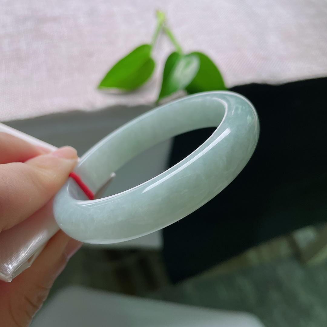 54/12.1/7.7，蓝底正圈，一点皮纹，质地温润内敛，浅晴底色干净清和，端庄镯型，似山间薄雾，自带柔和治愈氛围感。ss59478a