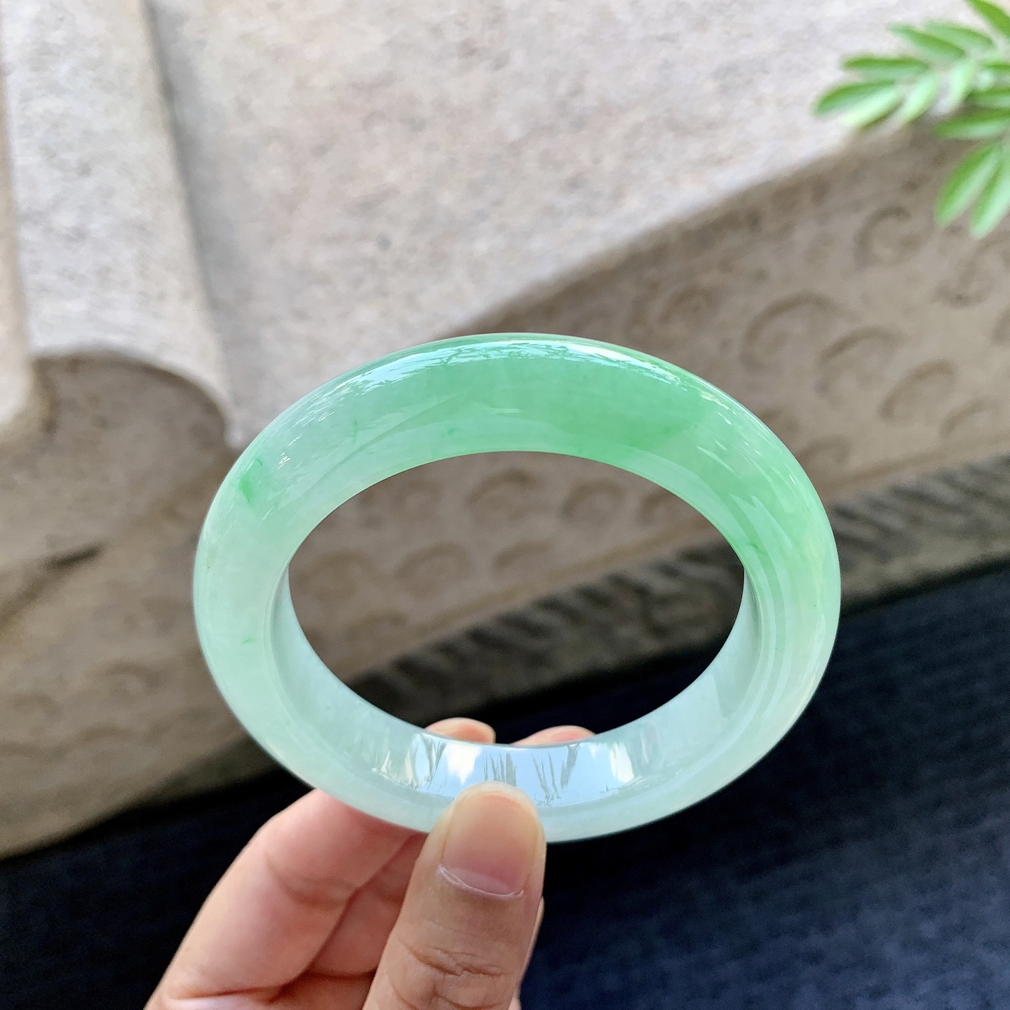 正圈54 55 圈口55.7/12.5/10 编码LZ092941 冰糯阳绿，水润，种老，细腻，打灯有棉线