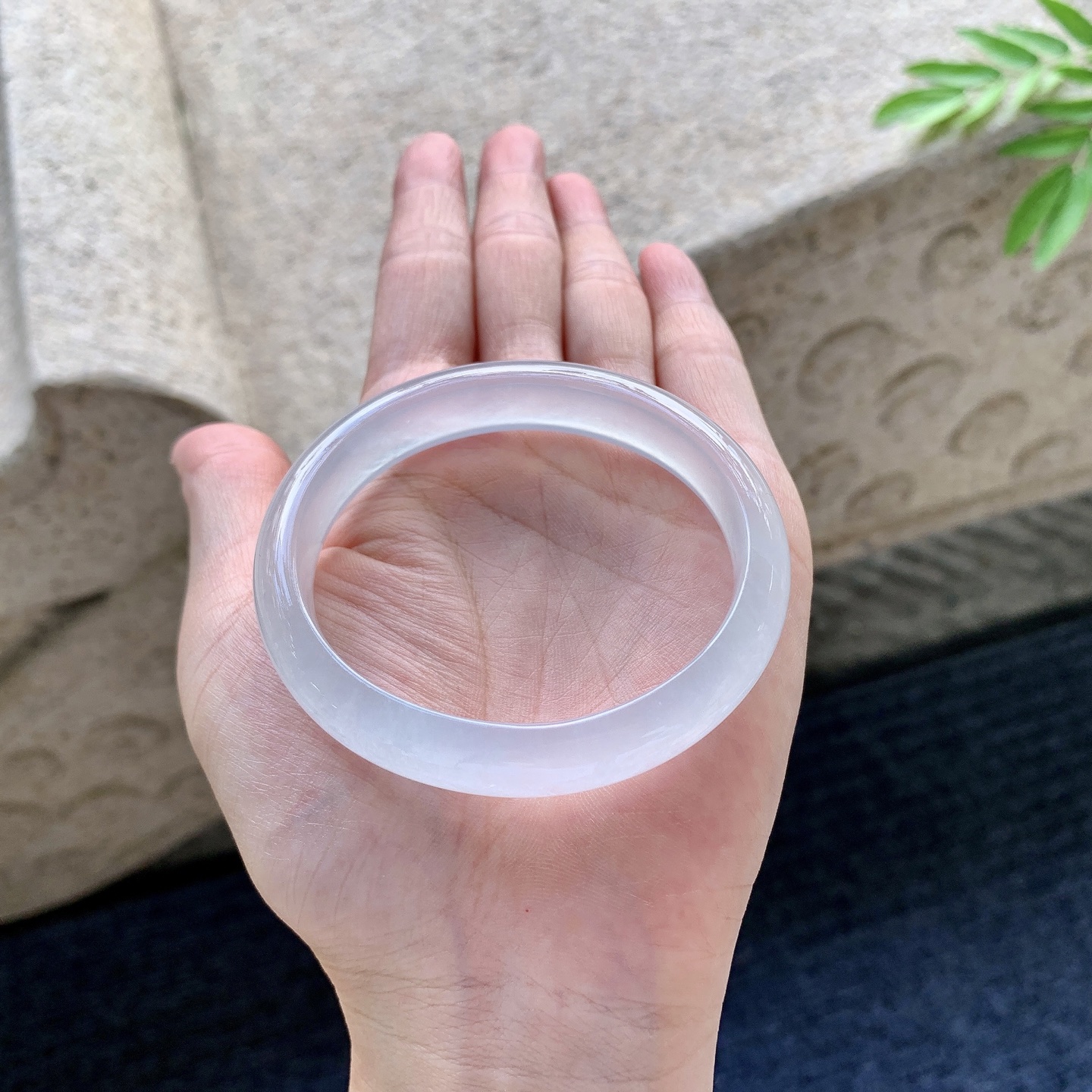 贵妃54 55 圈口55.3/48.5/11.8/7.1 编码GJ092935 白冰，起光，清透，水润，种老，细腻，打灯有棉线