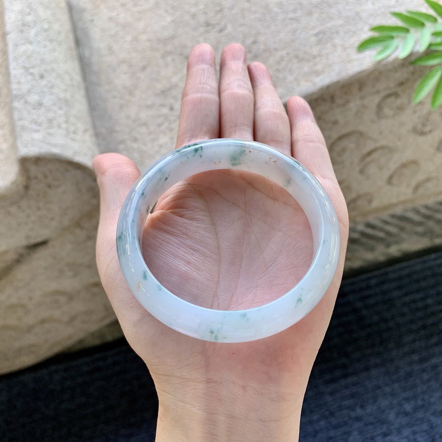 正圈57 58 圈口58.3/13.8/7.4 编码HJ092904 细糯紫底飘花，飘黄翡，水润，种老，细腻，无裂