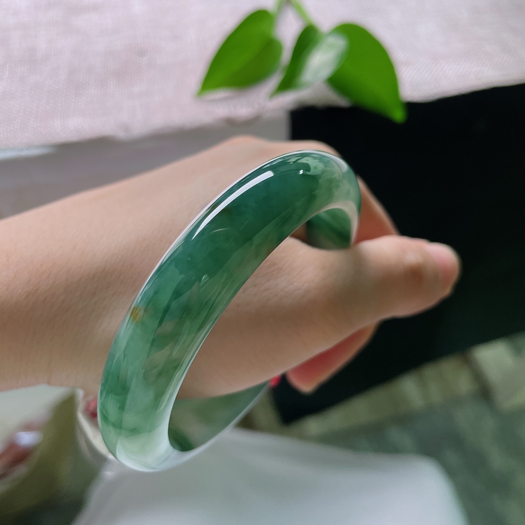 56.1/12.5/8.5，飘花正圈，无裂，洒金，幽翠墨韵缓缓萦绕玉圈，冰种水头充盈，端庄素镯，塑造沉静淡然优雅气质。ss59414a