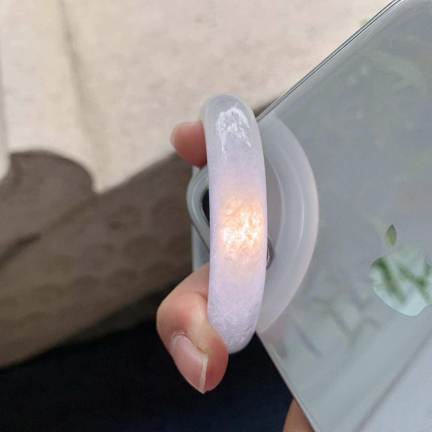 贵妃54 55 圈口55.3/48.5/11.8/7.1 编码GJ092935 白冰，起光，清透，水润，种老，细腻，打灯有棉线