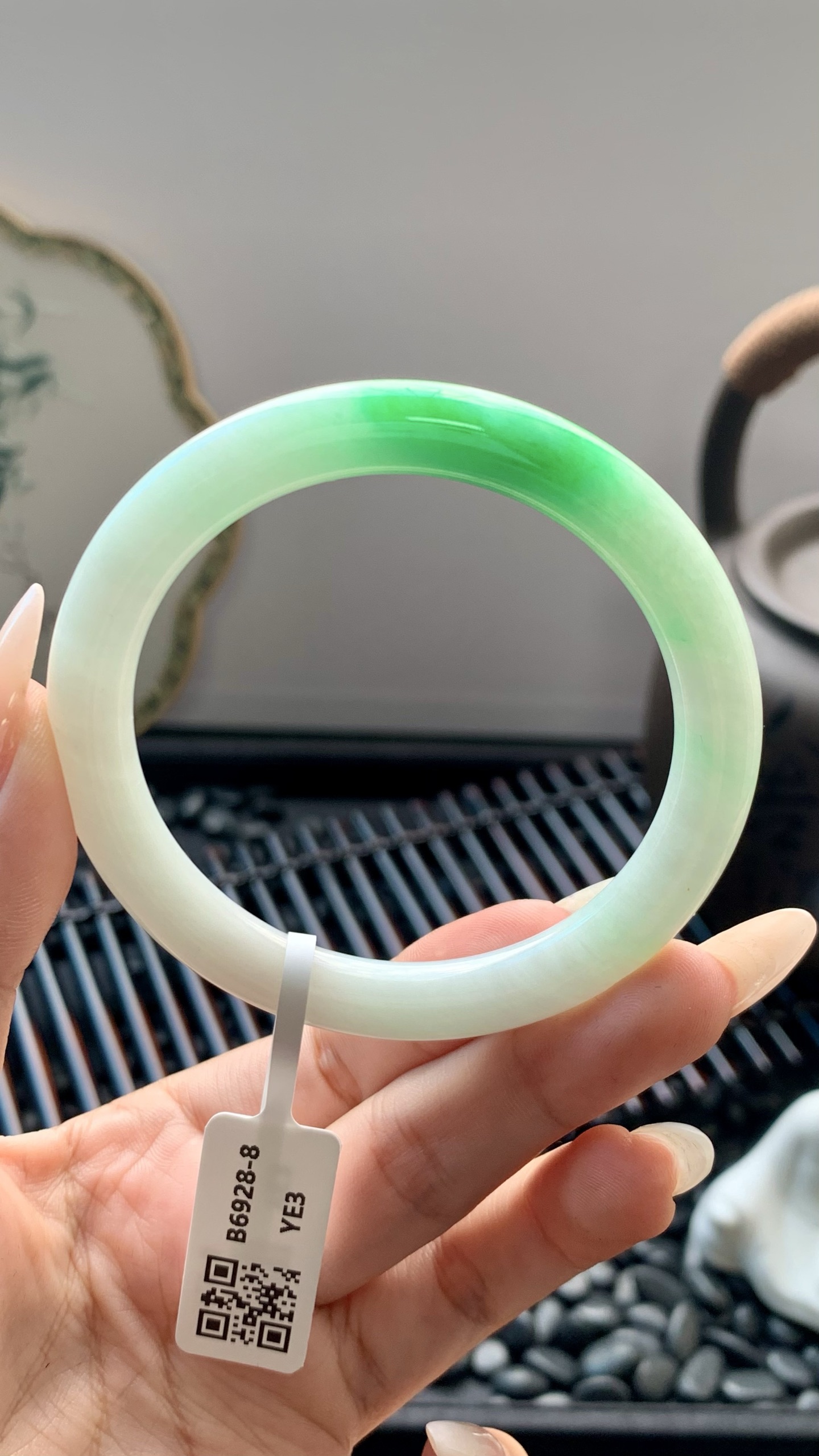 飘绿白底青美人条圆条手镯成品 B6928-8 尺寸：55.5-8-8