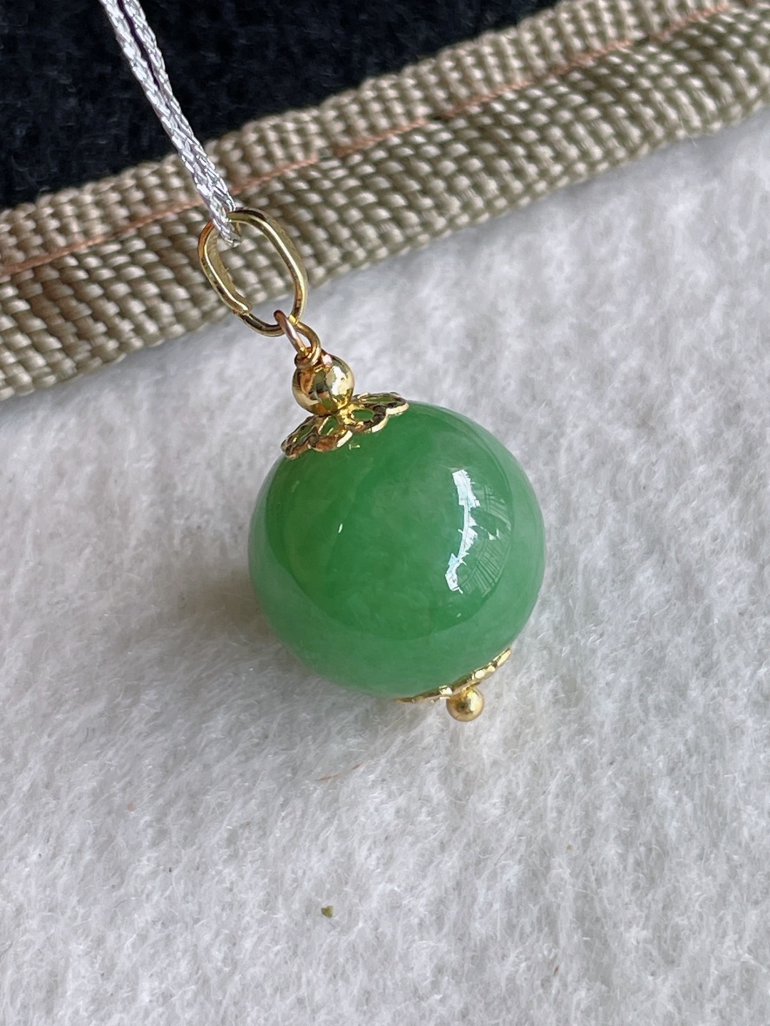 缅甸天然翡翠A货，14k冰满绿圆珠单珠吊坠，尺寸：13.6mm。【编2715】