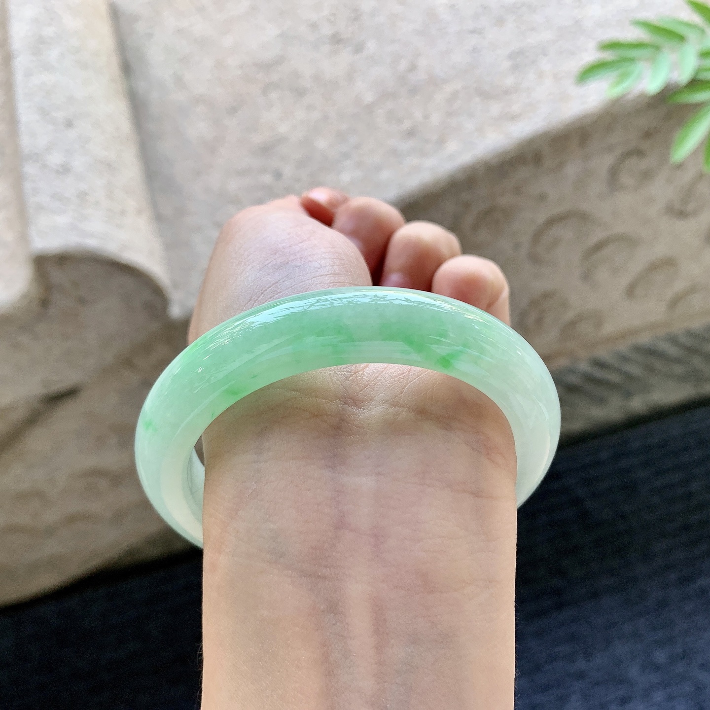 正圈56 57 圈口57.5/12/9.2 编码GL092903 细糯飘绿，水润，种老，细腻，有纹线