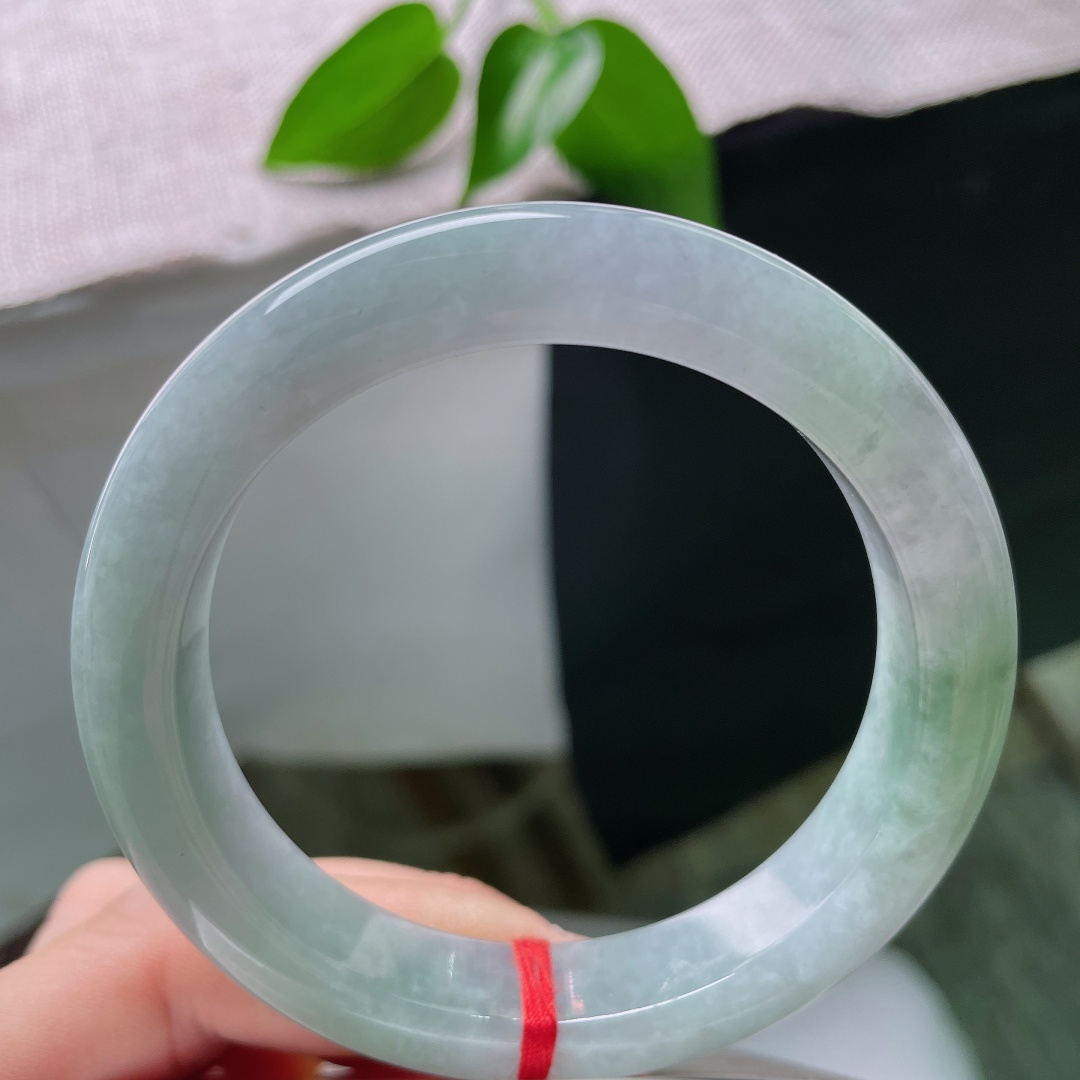 56.6/12.1/9.2，蓝底正圈，无裂，冰质清透温润，半圈浅紫半抹翠色交融，山水氛围感，书写温婉含蓄东方诗意。ss59305a
