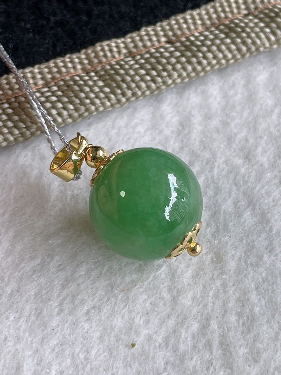 缅甸天然翡翠A货，14k冰满绿圆珠单珠吊坠，尺寸：13.6mm。【编2715】