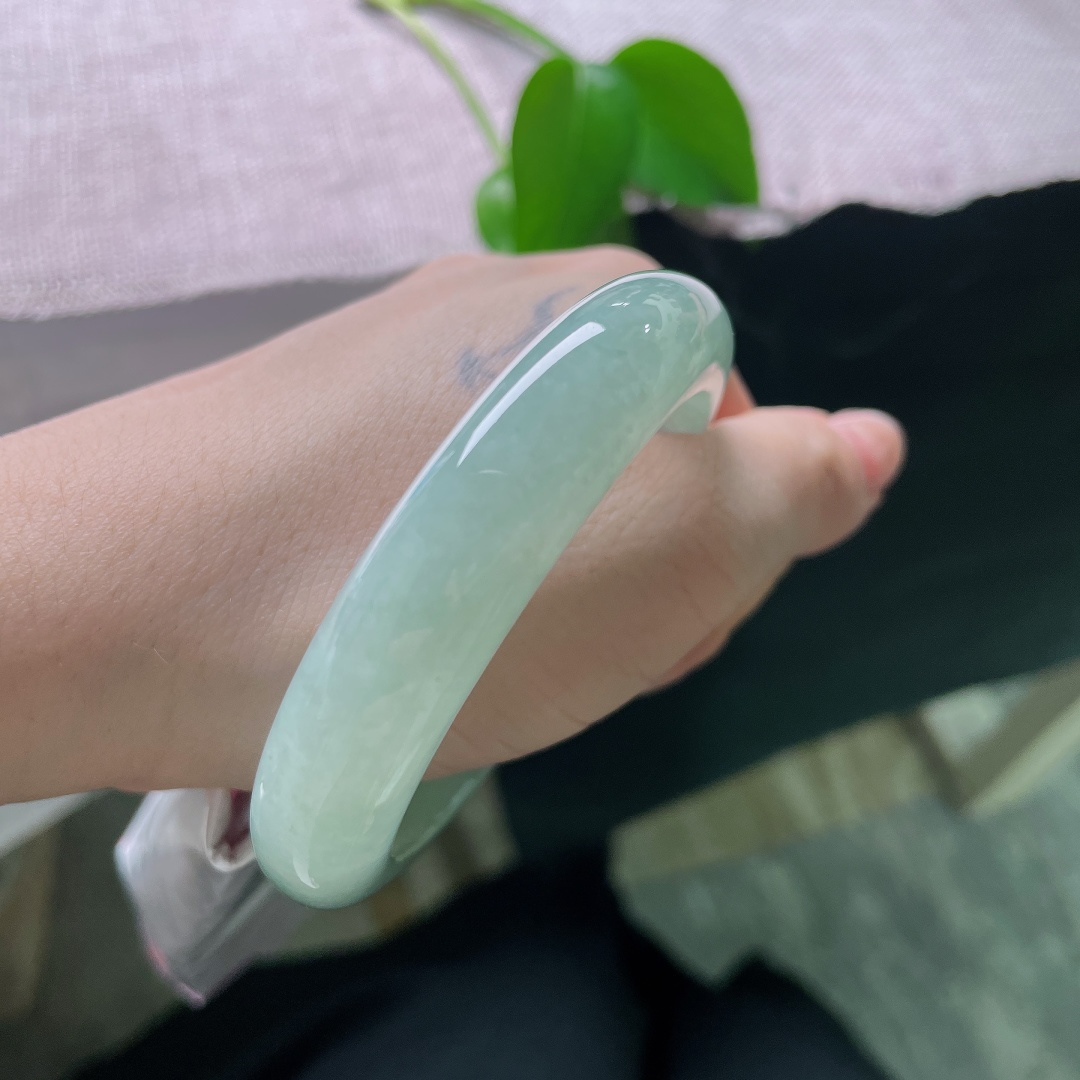 55.5/13.2/9.2，绿底正圈，一点皮纹，冰润质感，宽厚饱满，握在手中颇有分量，上手沉稳端庄，自带一份从容气度。ss58521a