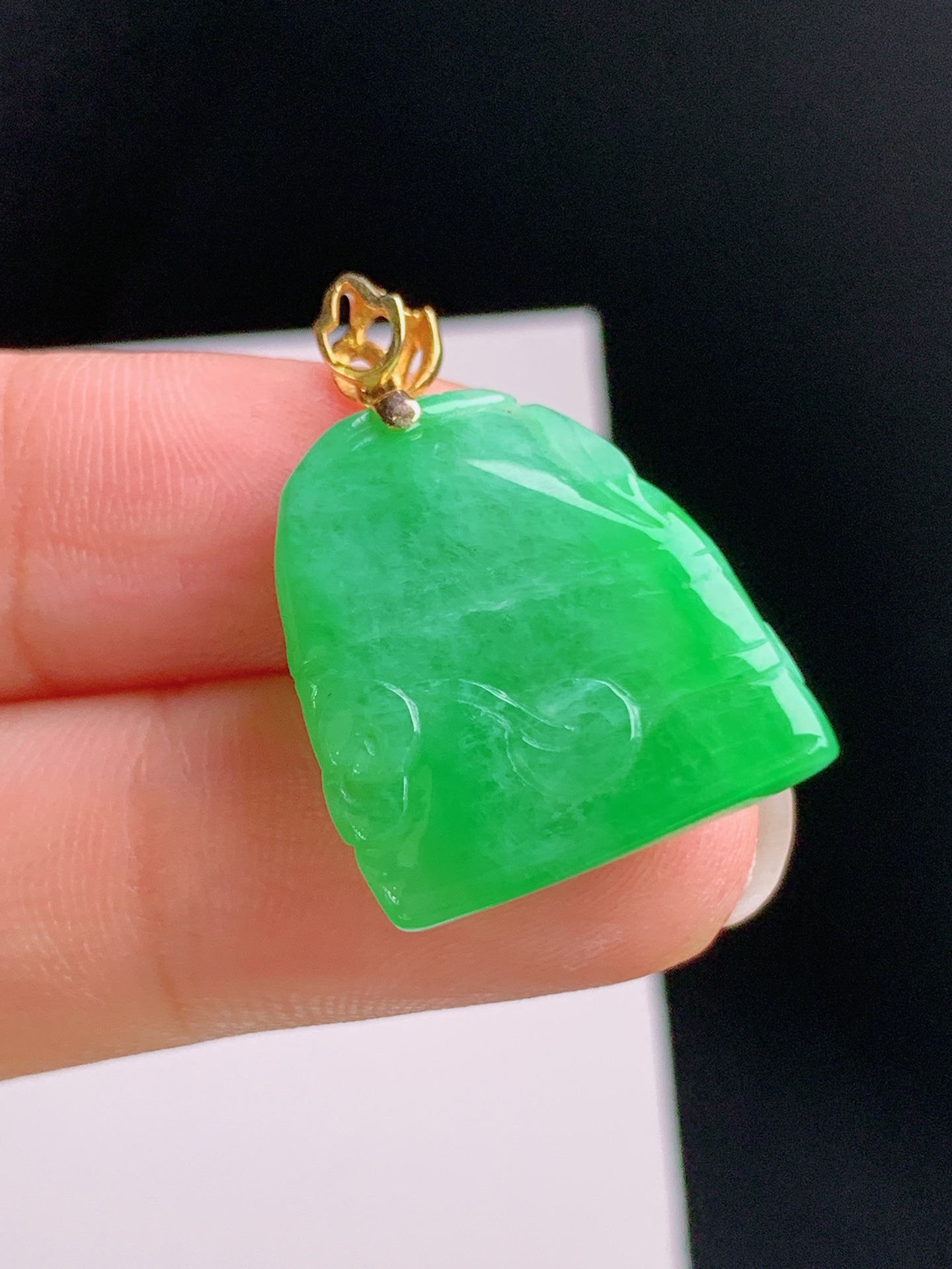 ️ 冰种阳绿竹节吊坠，色泽浓郁，玉质油润，裸石20.5-18.2-6.128.2