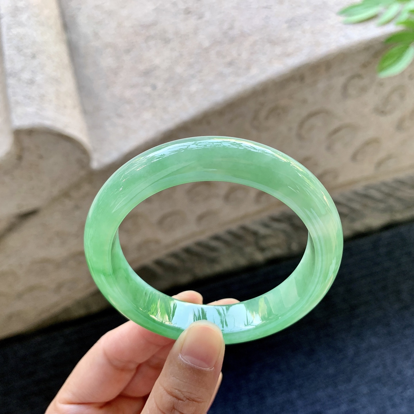 正圈54 55 圈口55.7/13.1/8.8 编码WW093016 冰糯阳绿，水润，种老，细腻，打灯有絮线
