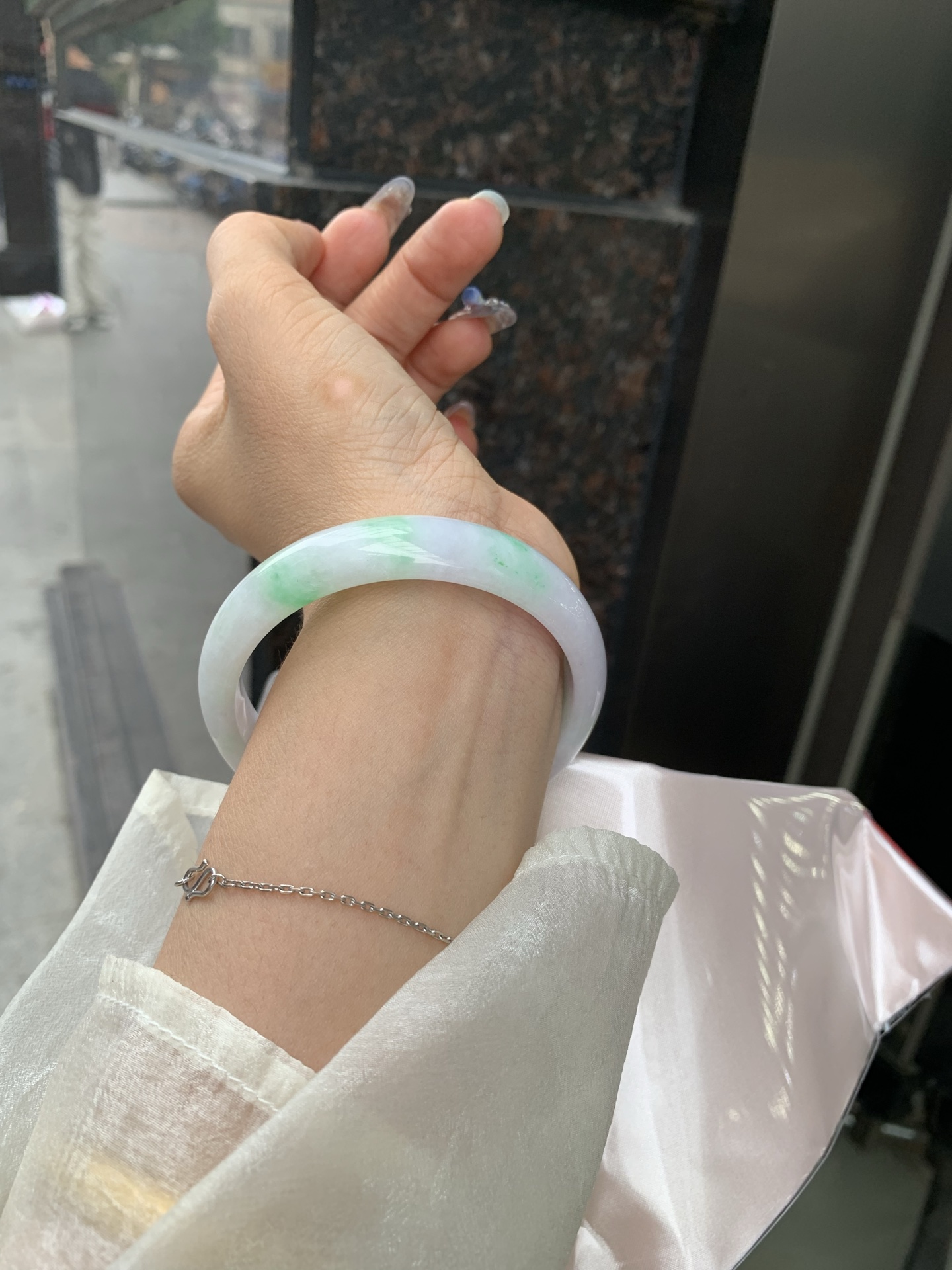 白底青正圈 58.2-6.3-12.9 0509-N680-4 无裂，底妆水润细腻，满圈阳绿花点缀腕间风华，干净纯净的底色上，一抹翠色肆意流淌，宛如春日里的繁华盛景