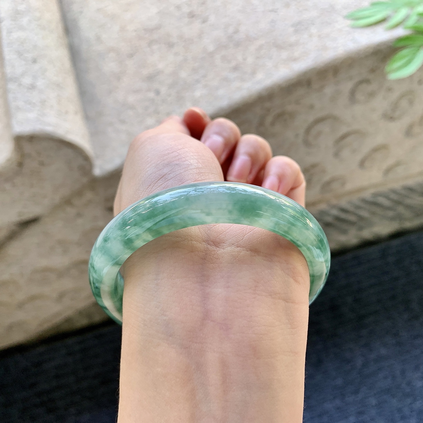 正圈56 57 圈口57.4/12.3/8.1 编码HJ093012 细糯飘花，水润，种老，细腻，无裂