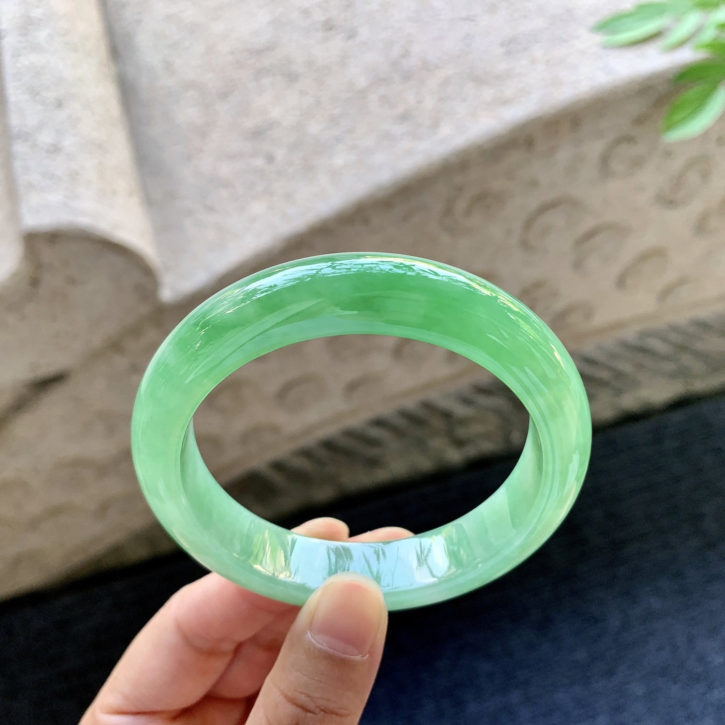 正圈54 55 圈口55.7/13.1/8.8 编码WW093016 冰糯阳绿，水润，种老，细腻，打灯有絮线