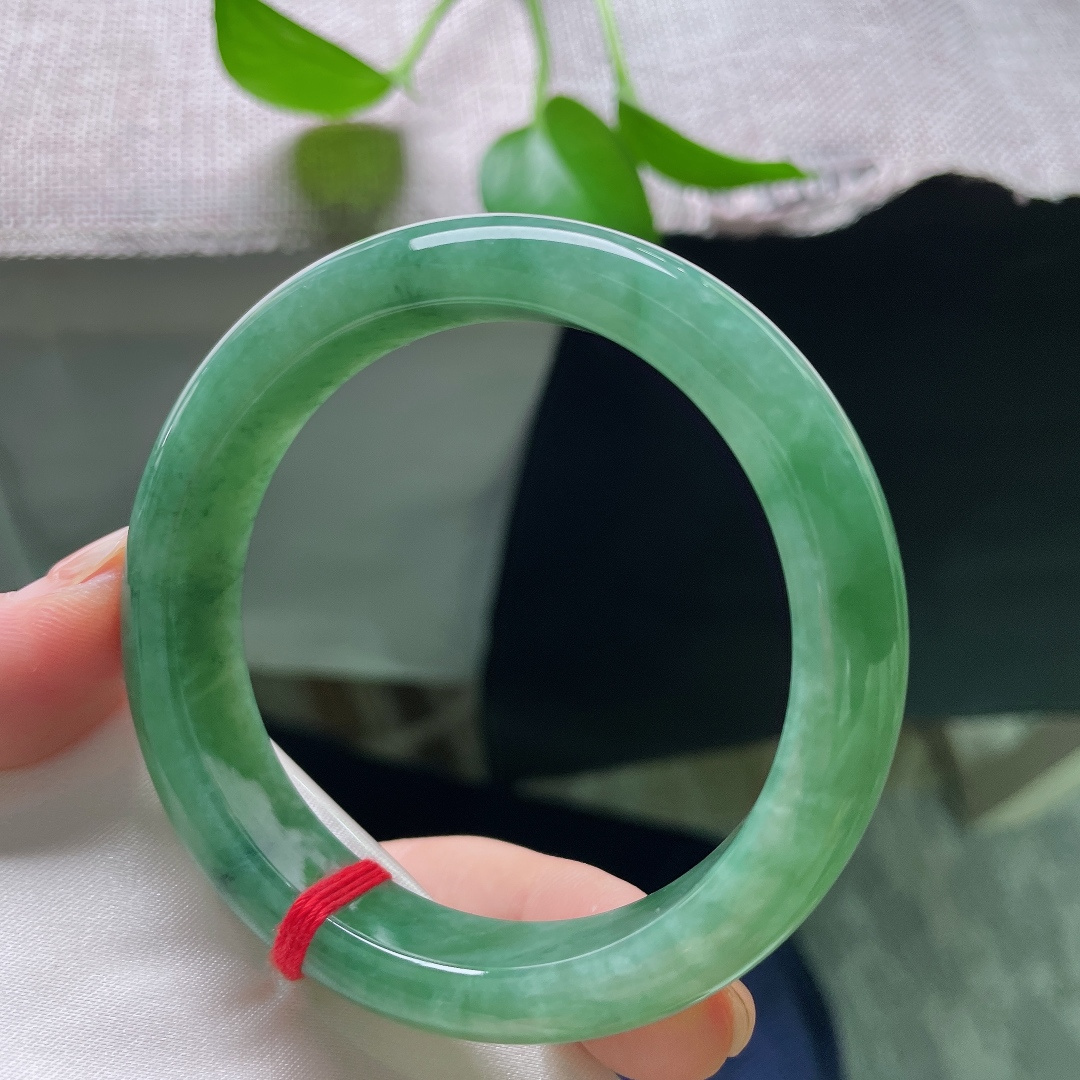 55.5/12.7/8.4，满绿正圈，无裂，油绿翡翠福镯，色泽浓郁均匀，镯身饱满，上手端庄大气显质感。ss59297a