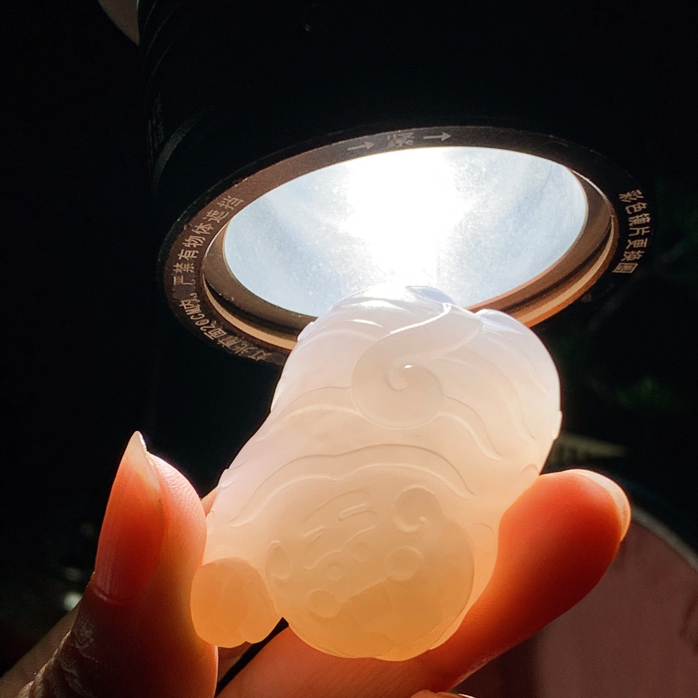 和田玉白玉藕粉虎虎生威老虎挂件 尺寸45/28/18重35克。玉质细腻油润。手推出油。佩戴高端典雅。lt260929