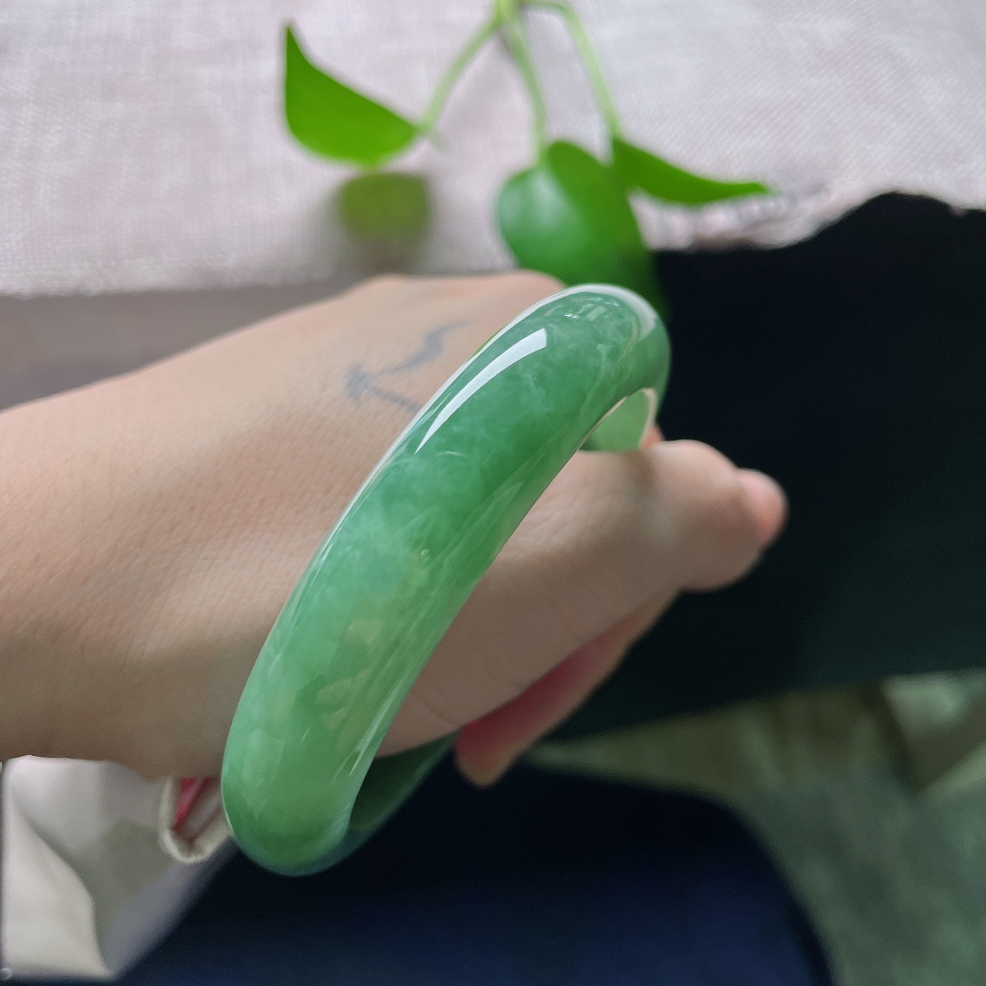 55.5/12.7/8.4，满绿正圈，无裂，油绿翡翠福镯，色泽浓郁均匀，镯身饱满，上手端庄大气显质感。ss59297a