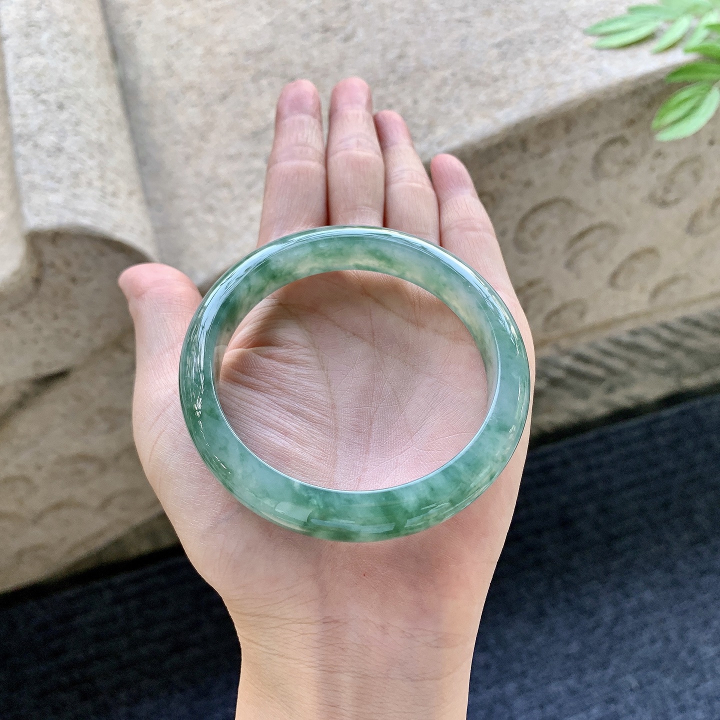 正圈56 57 圈口57.4/12.3/8.1 编码HJ093012 细糯飘花，水润，种老，细腻，无