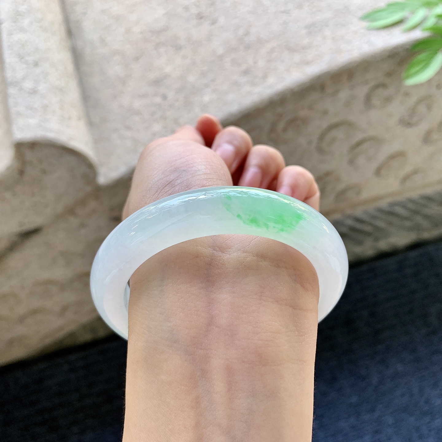 正圈55 56 圈口56.3/11.7/9.6 编码G9093024 糯冰飘绿，水润，种老，细腻，打灯有棉线