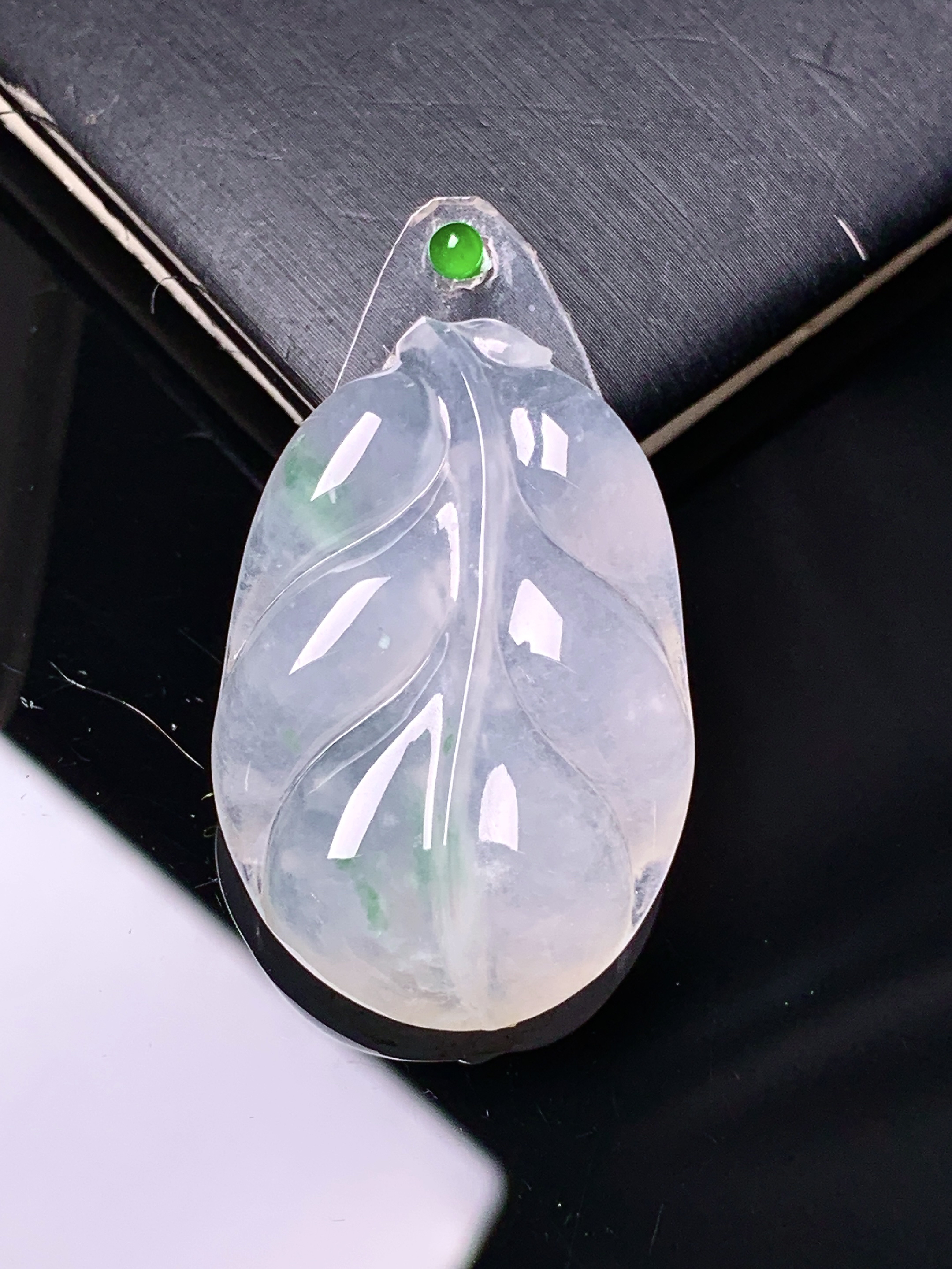镶嵌款 冰种树叶吊坠 玉质细腻 色泽艳丽清新 水润亮眼 整体尺寸32.2*21.5*4.6 2x