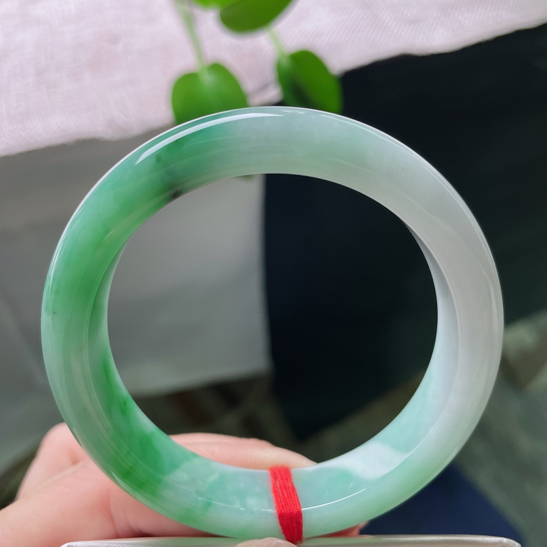 53.4/12/8.3，飘绿正圈，无裂，莹润玉镯素净雅致，辣绿飘花层次丰富，色感浓烈，国风韵味浓郁悠长。ss59318a