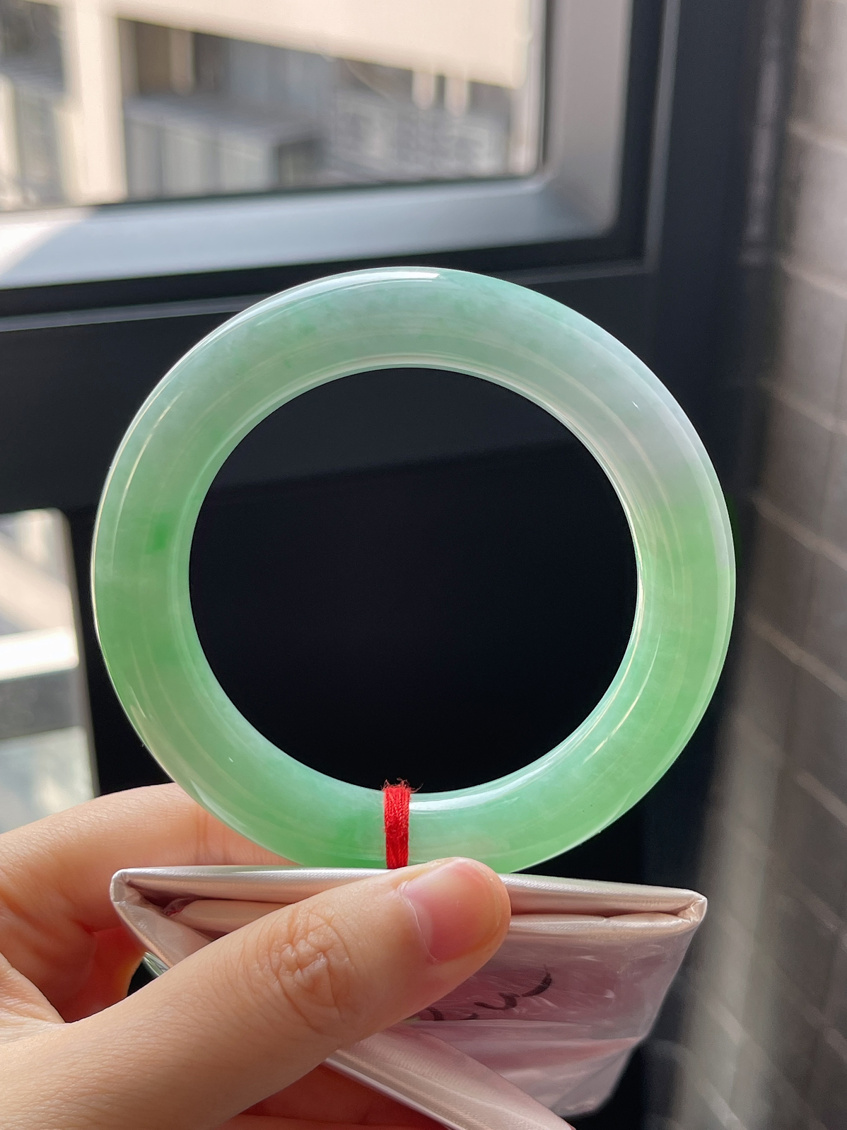 圈口56.8，糯化种绿色圆条手镯