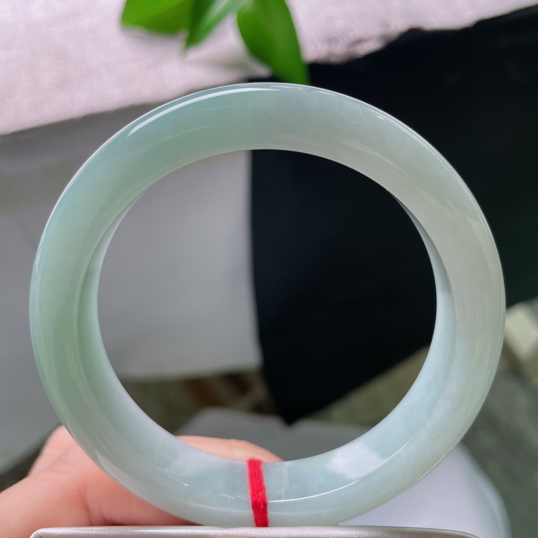 58/12/9.2，蓝底正圈，无裂，玉质温润细腻，色调干净清爽，泛着一层柔和的水光，像盛着一汪清晨静谧的湖水，ss58997a