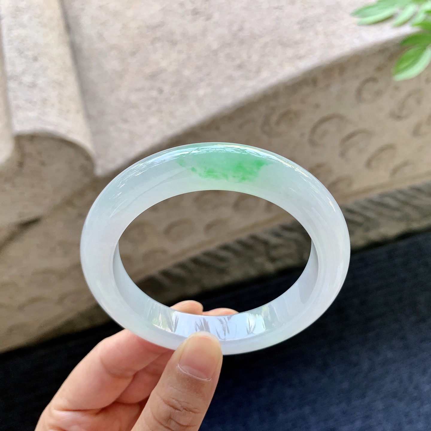 正圈55 56 圈口56.3/11.7/9.6 编码G9093024 糯冰飘绿，水润，种老，细腻，打灯有棉线