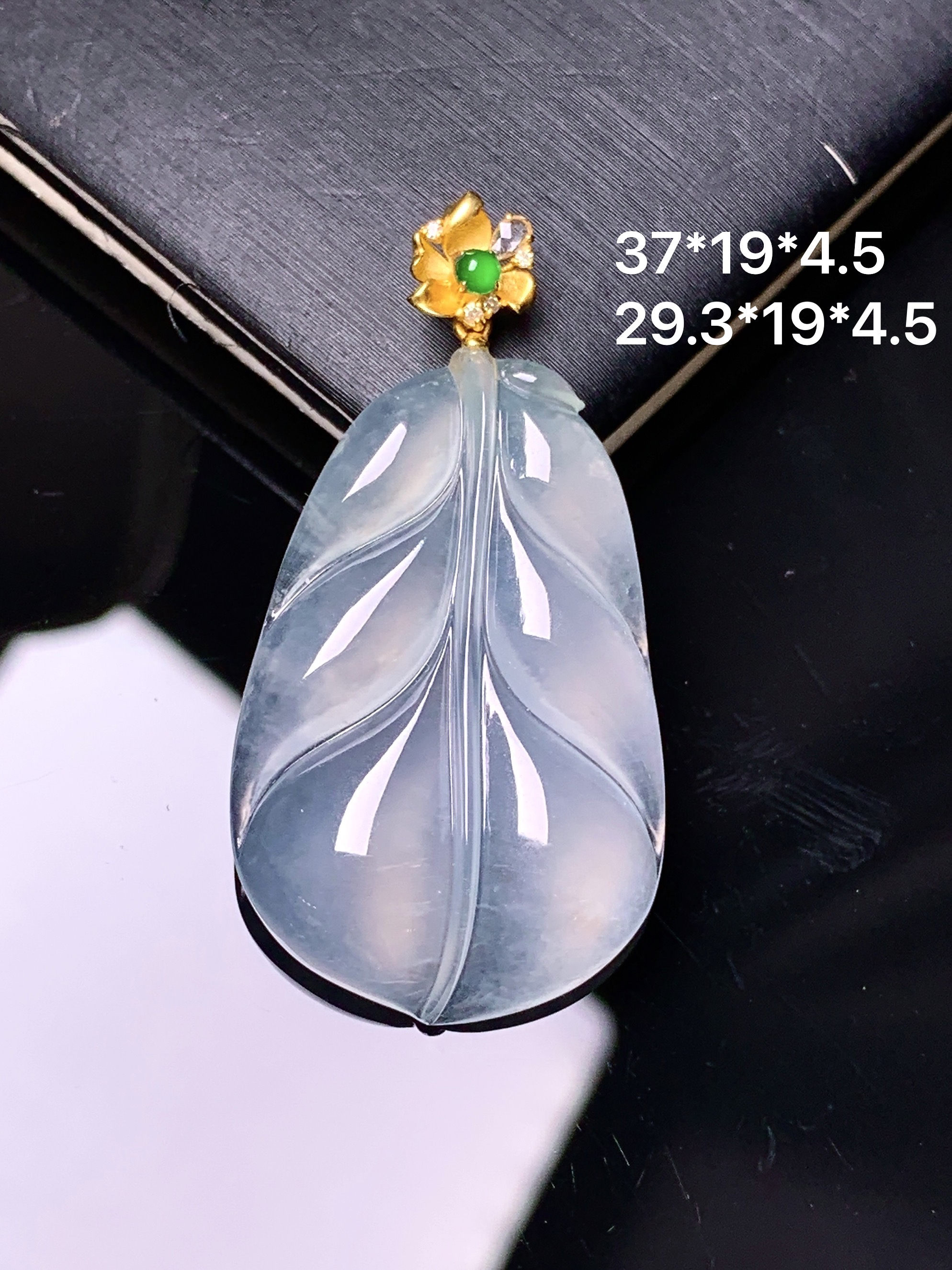 18k金镶嵌冰种树叶吊坠 玉质细腻 色泽艳丽清新 水润亮眼 整体尺寸37*19*4.5 c1